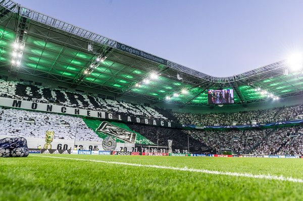 Gladbach-Fans in der Nordkurve zeigen vor einem Champions-League-Spiel eine Choreografie.
