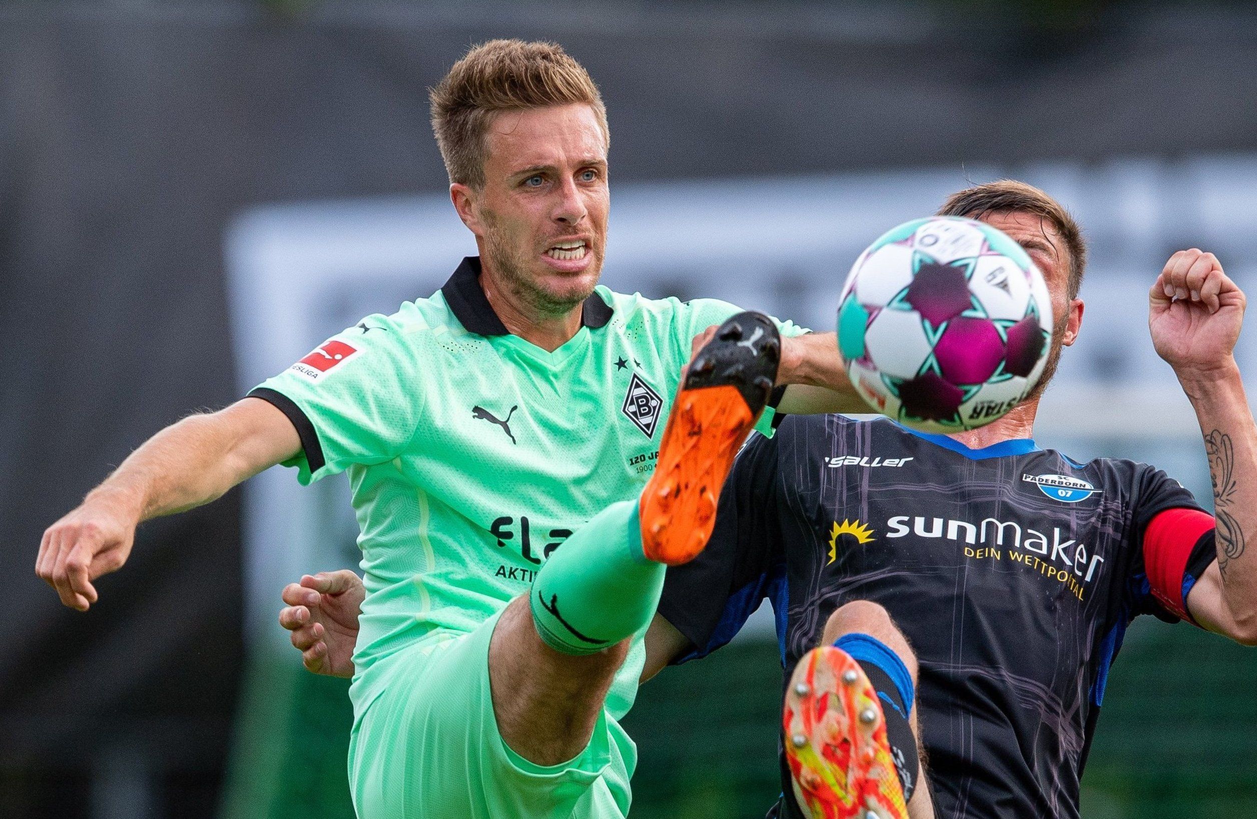 Patrick Herrmann (l.) kämpft im Testspiel gegen den SC Paderborn um den Ball.