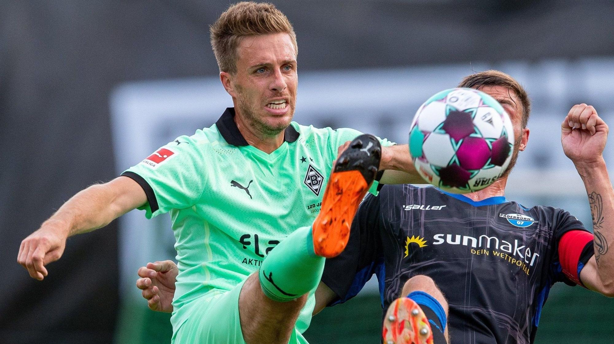 Patrick Herrmann (l.) kämpft im Testspiel gegen den SC Paderborn um den Ball.