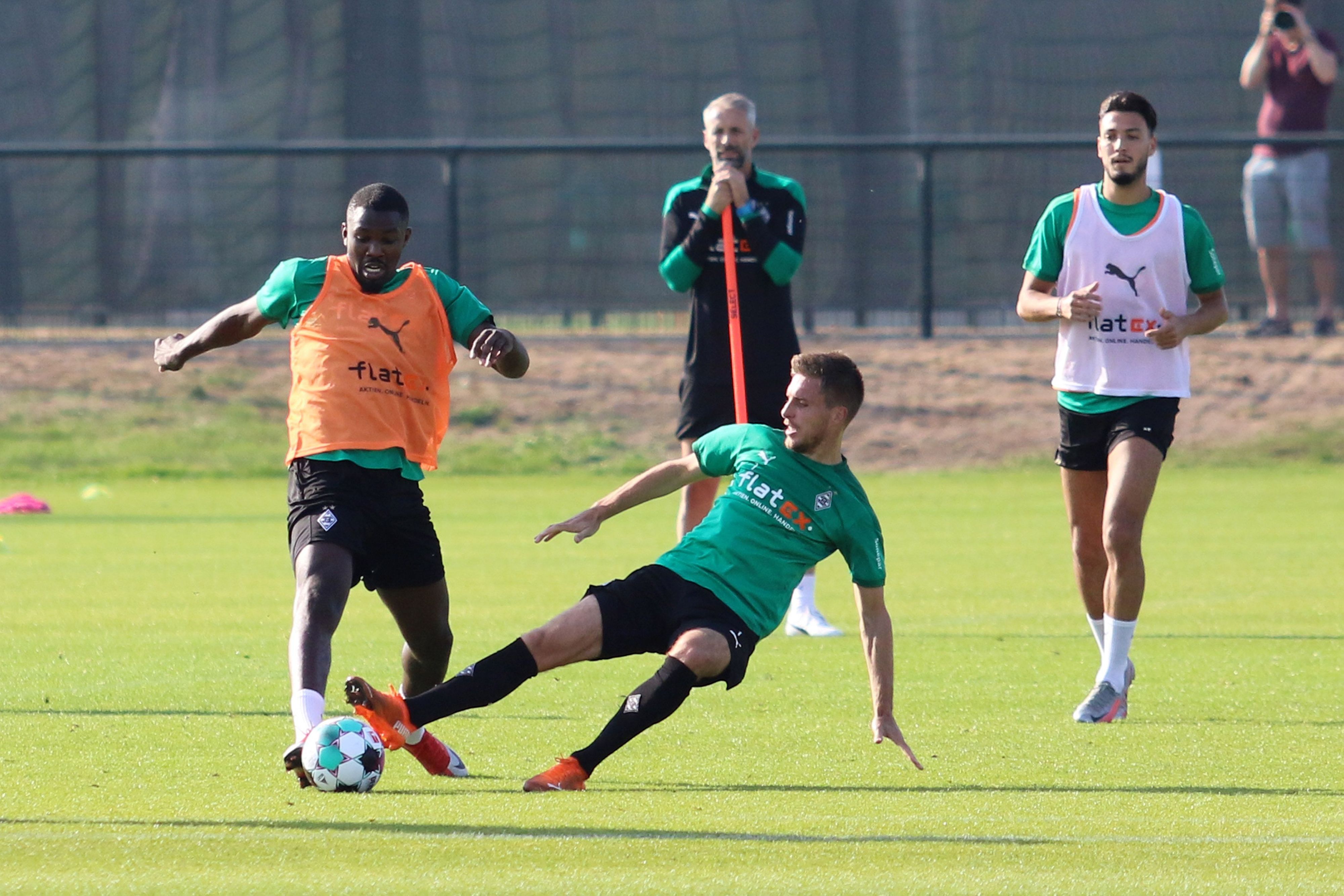 Marcus Thuram (l.) wird von Patrick Herrmann abgegrätscht.