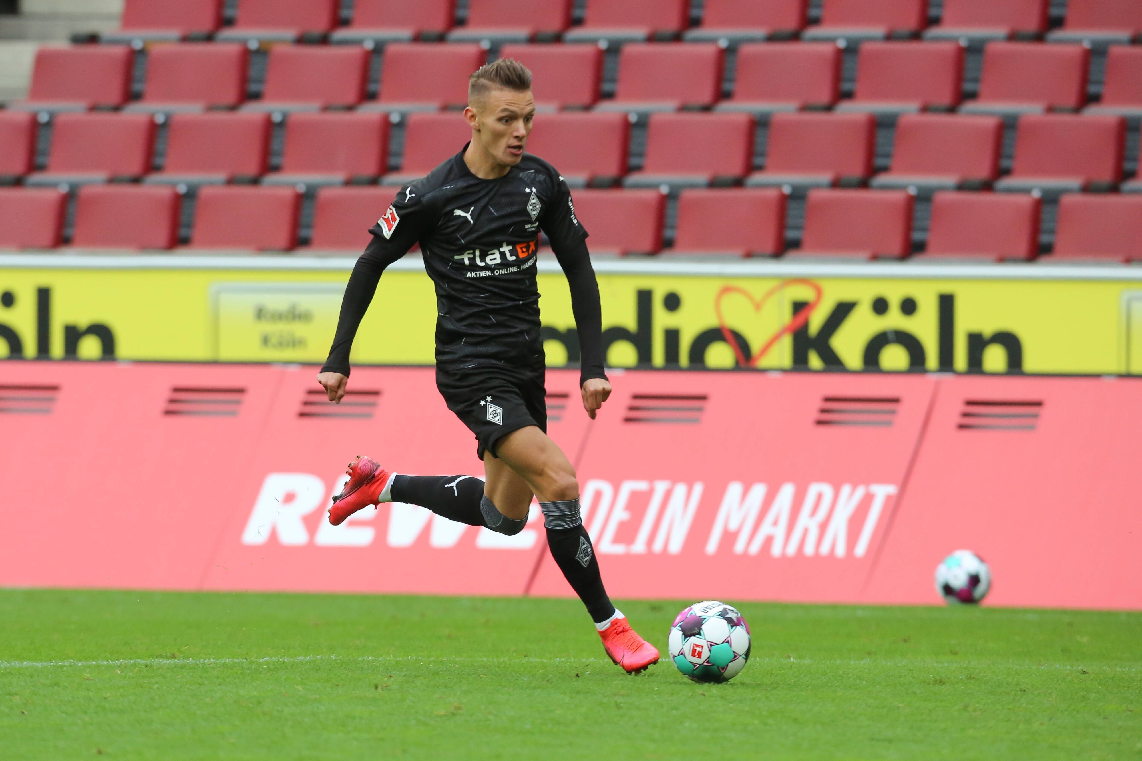 Hannes Wolf, Spieler der Gladbacher Borussia, kontrolliert im Vollsprint den Ball.