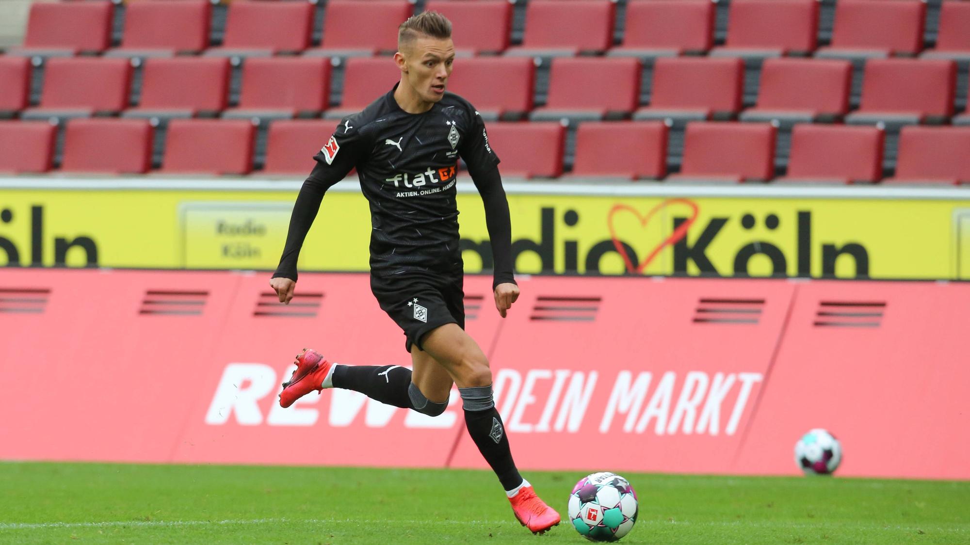 Hannes Wolf, Spieler der Gladbacher Borussia, kontrolliert im Vollsprint den Ball.
