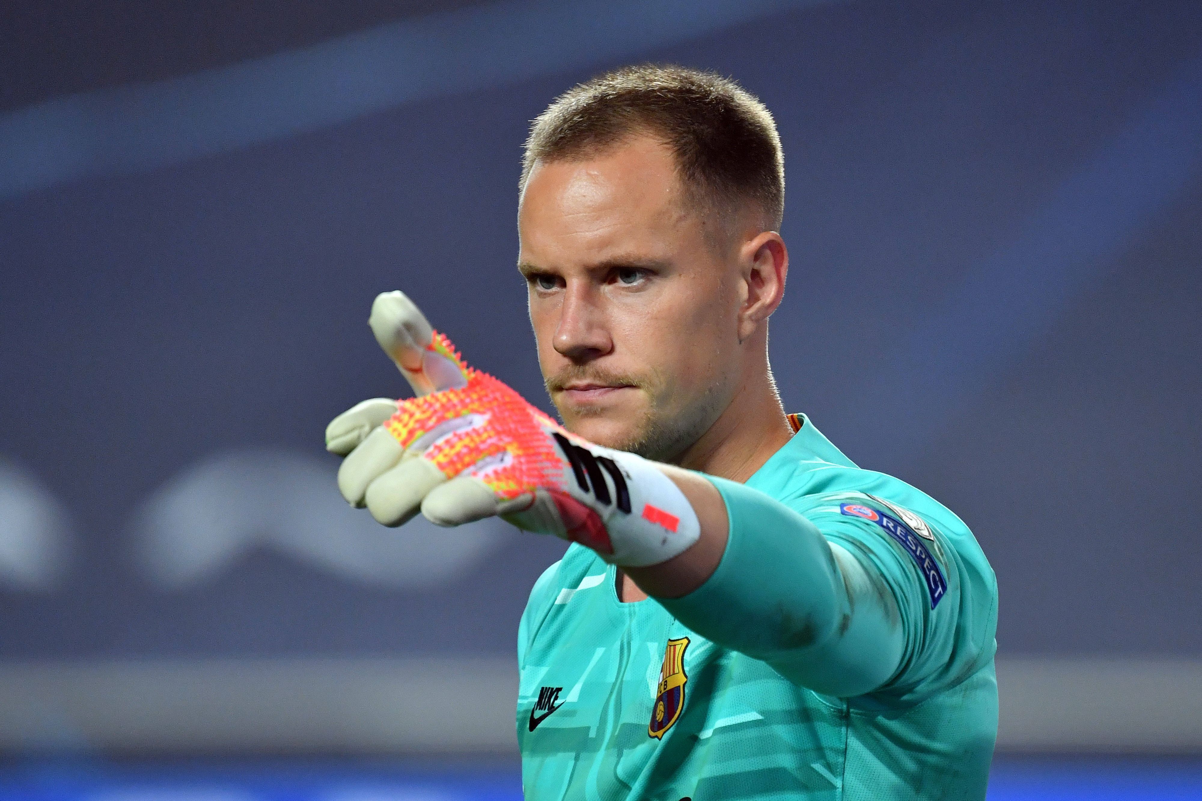 Torhüter Marc-André ter Stegen zeigt während eines Spiels in Richtung Gegenspieler.
