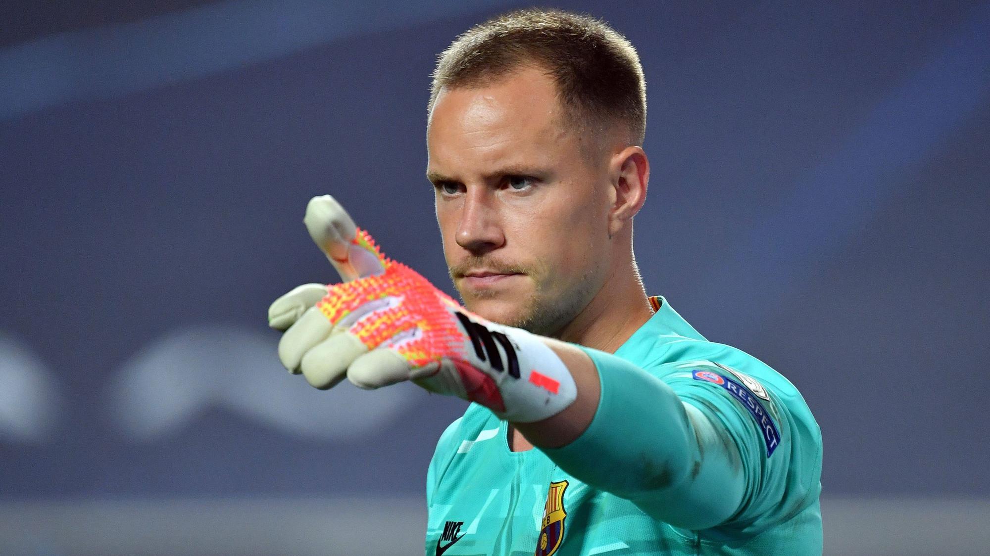 Torhüter Marc-André ter Stegen zeigt während eines Spiels in Richtung Gegenspieler.