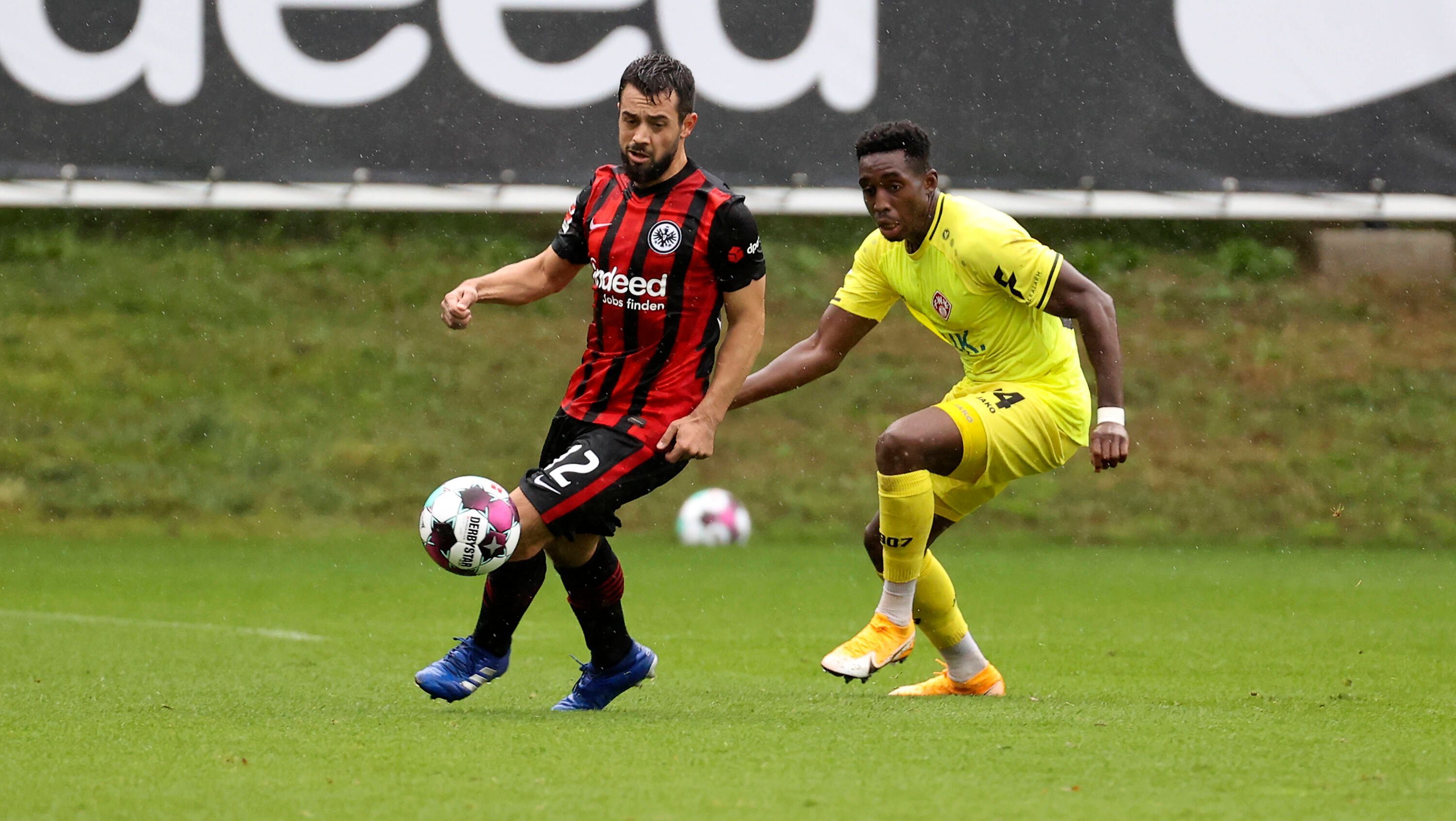 Amin Younes im Zweikampf mit Frank Ronstadt von den Würzburger Kickers im Freundschaftsspiel.
