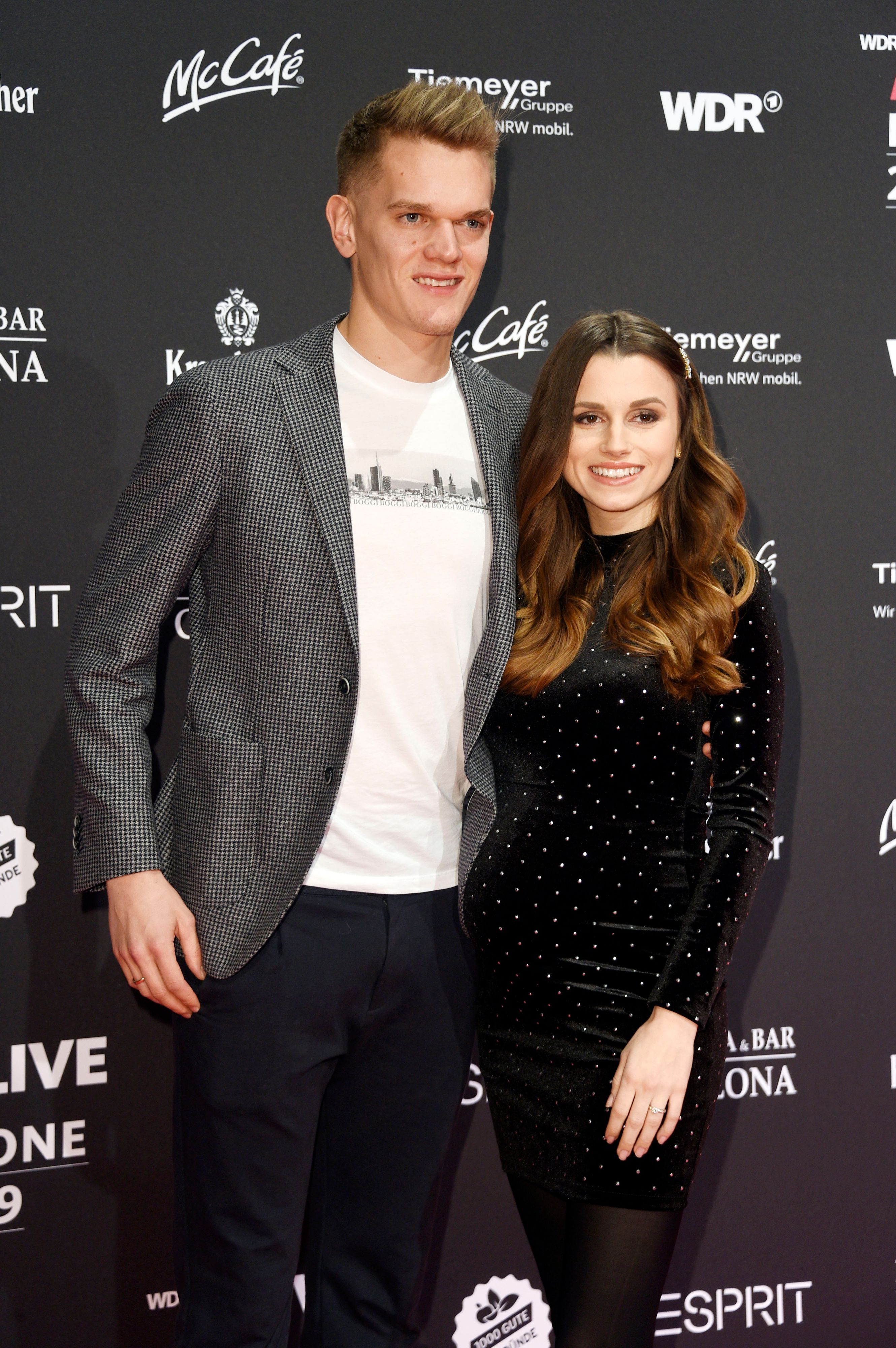 Matthias Ginter posiert mit Frau Christina auf dem roten Teppich.