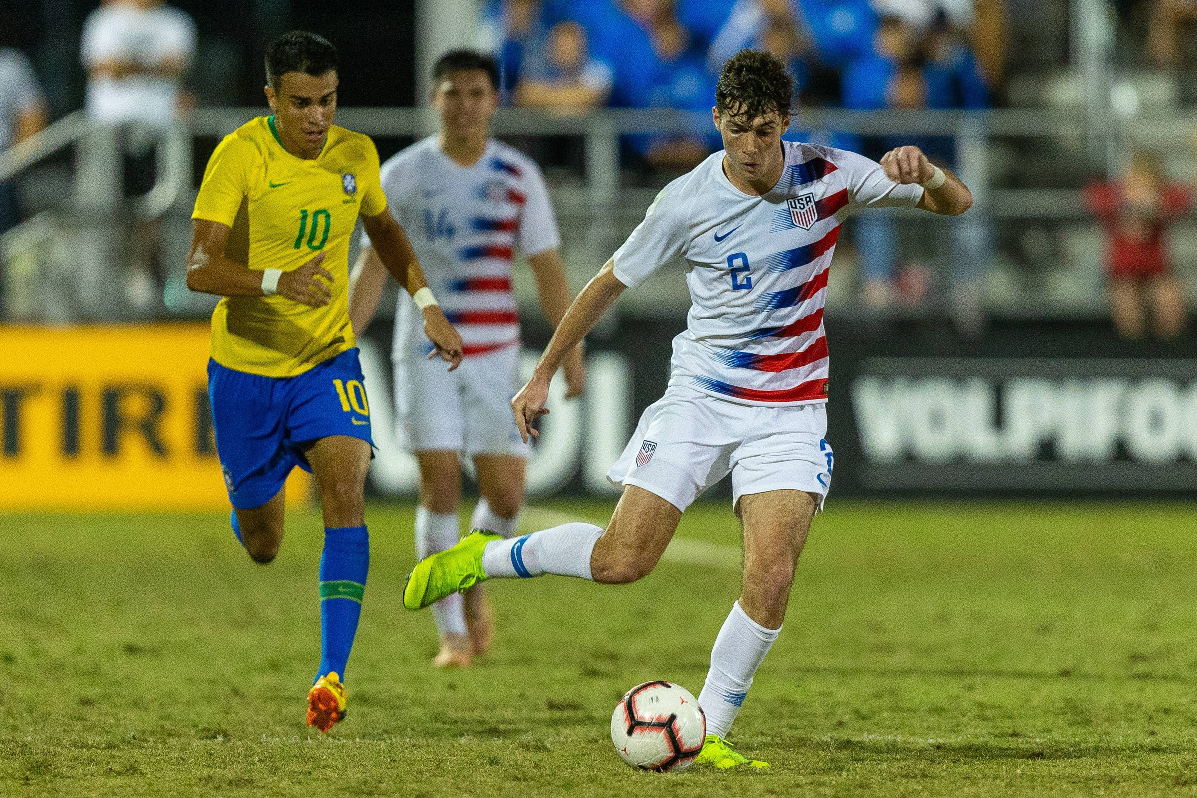 Joe Scally am Ball im Einsatz für die US-amerikanische U17-Nationalmannschaft.