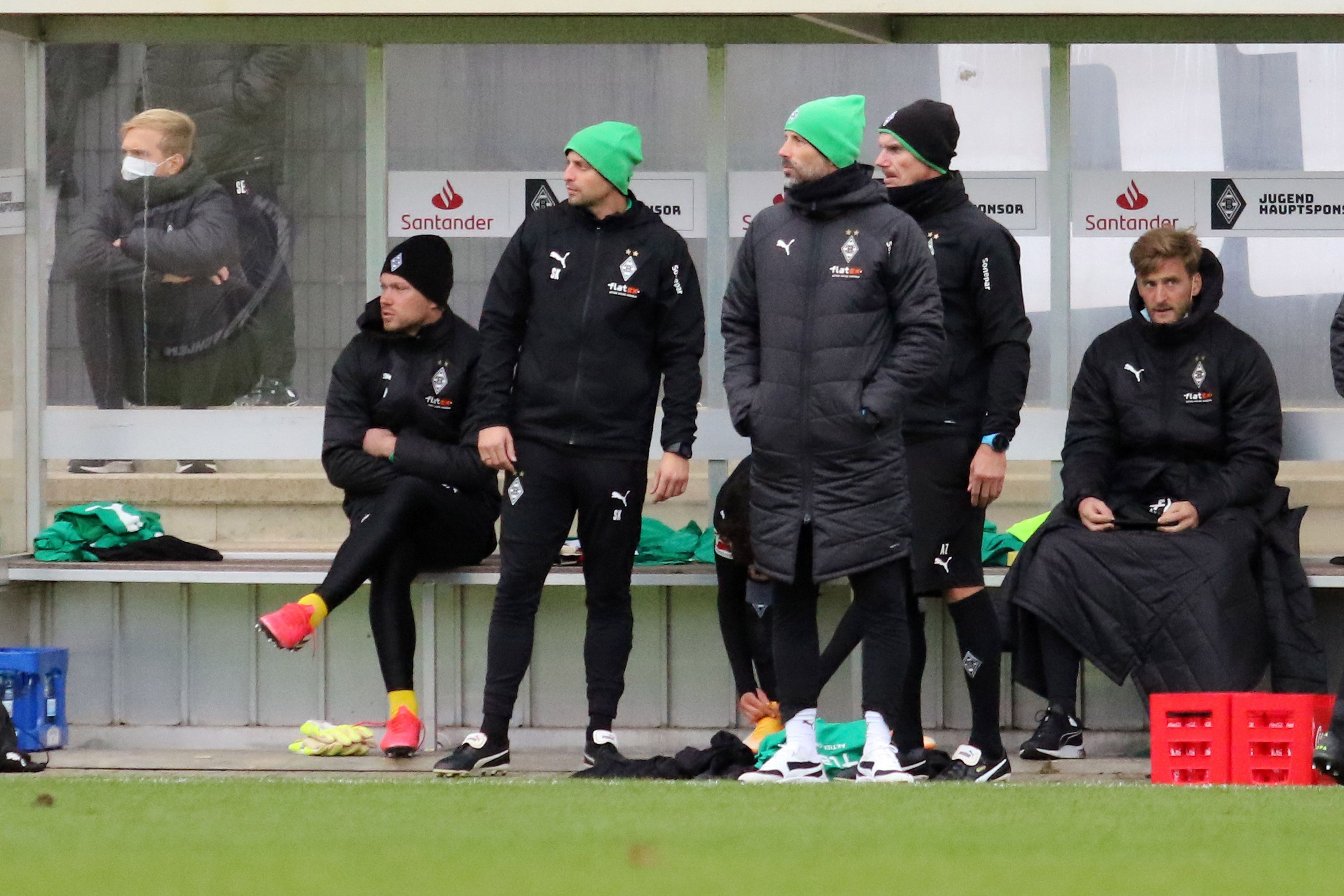 Gladbachs Trainerstab verfolgt das Testspiel gegen Fortuna Düsseldorf.