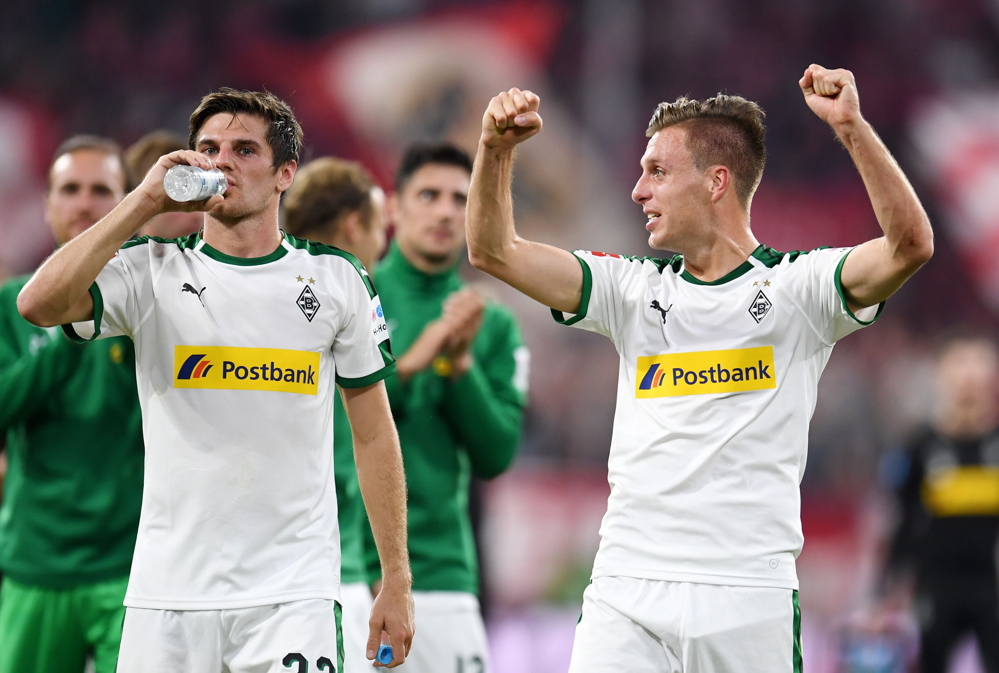 Patrick Herrmann (r.) freut sich über das 3:0 in der Münchener Allianz-Arena im Oktober 2018.