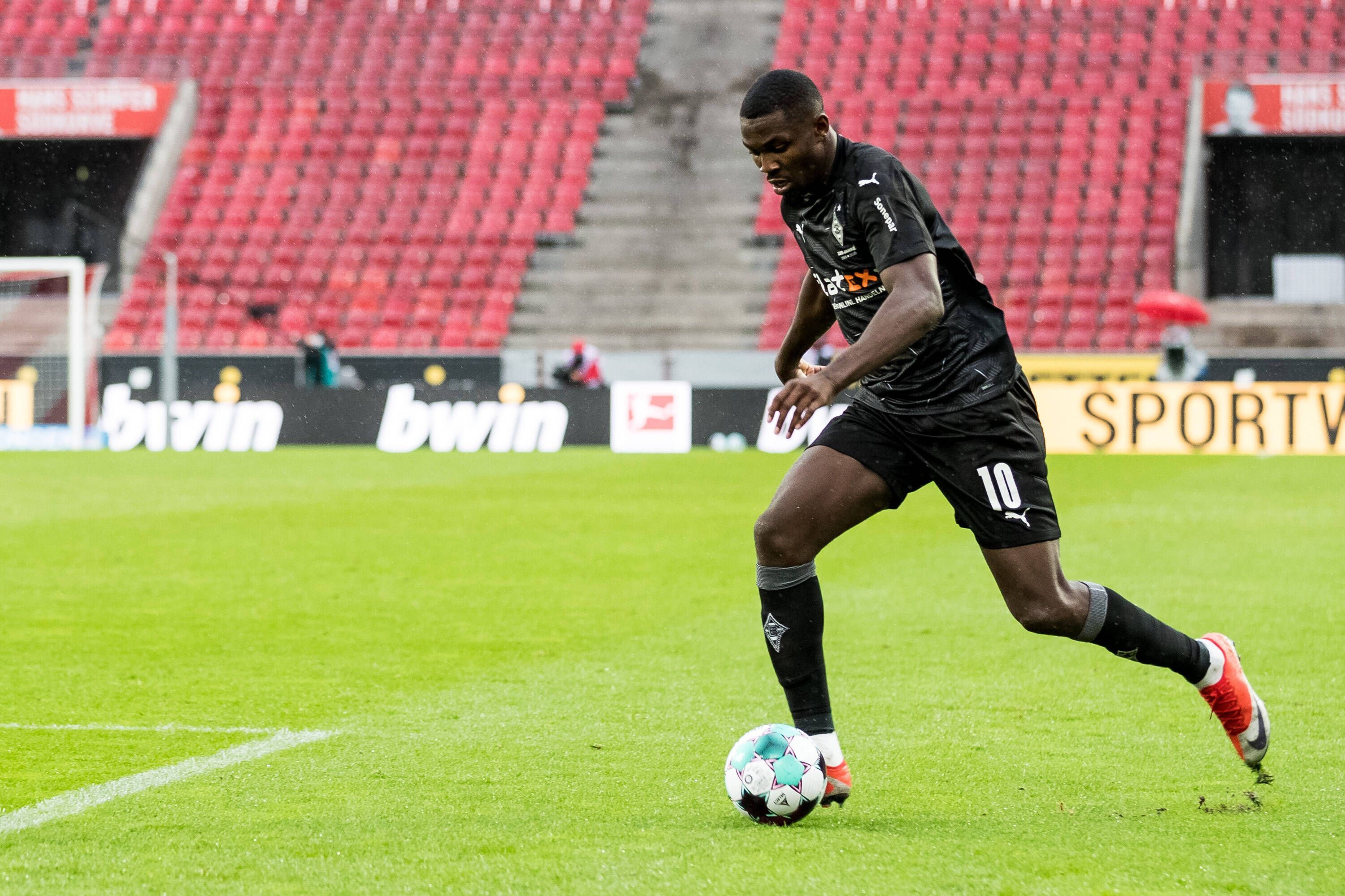 Marcus Thuram kontrolliert im Bundesliga-Spiel in Köln den Ball.