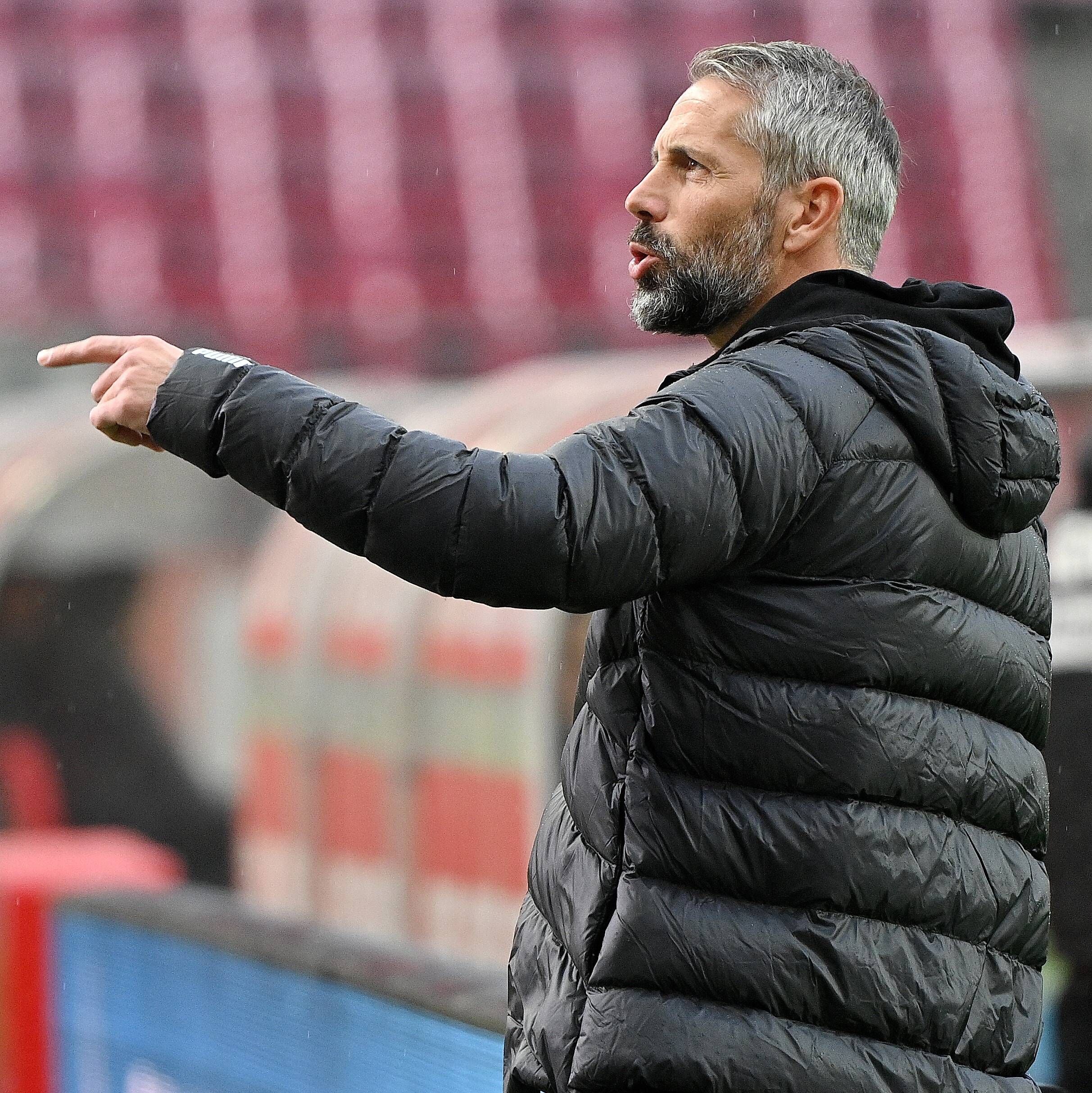 VfL-Trainer Marco Rose steht gestikulierend am Spielfeldrand.