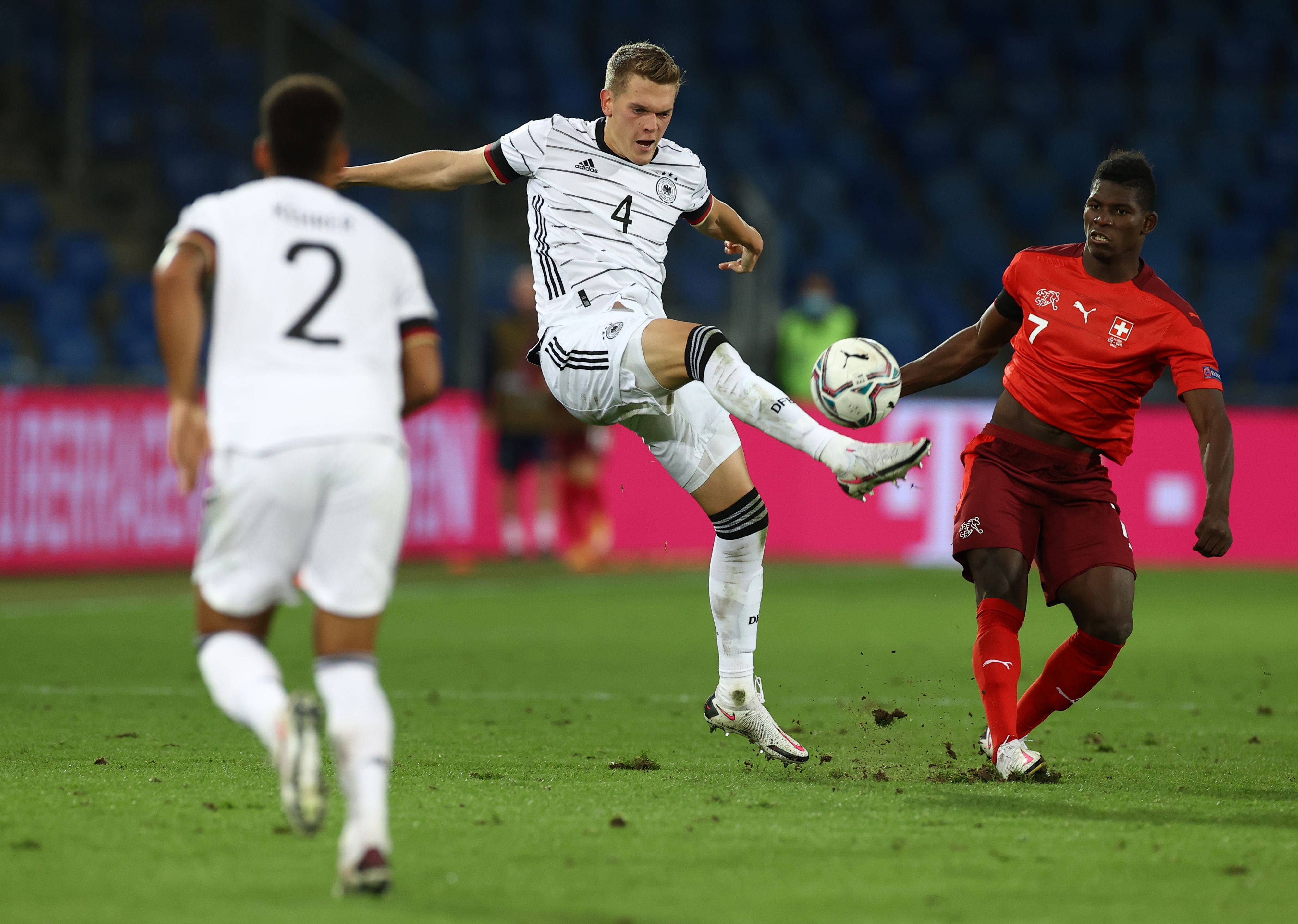 Matthias Ginter (m.) bekam es im Hinspiel zwischen Deutschland und der Schweiz des Öfteren mit Vereinskollege Breel Embolo (r.) zu tun.
