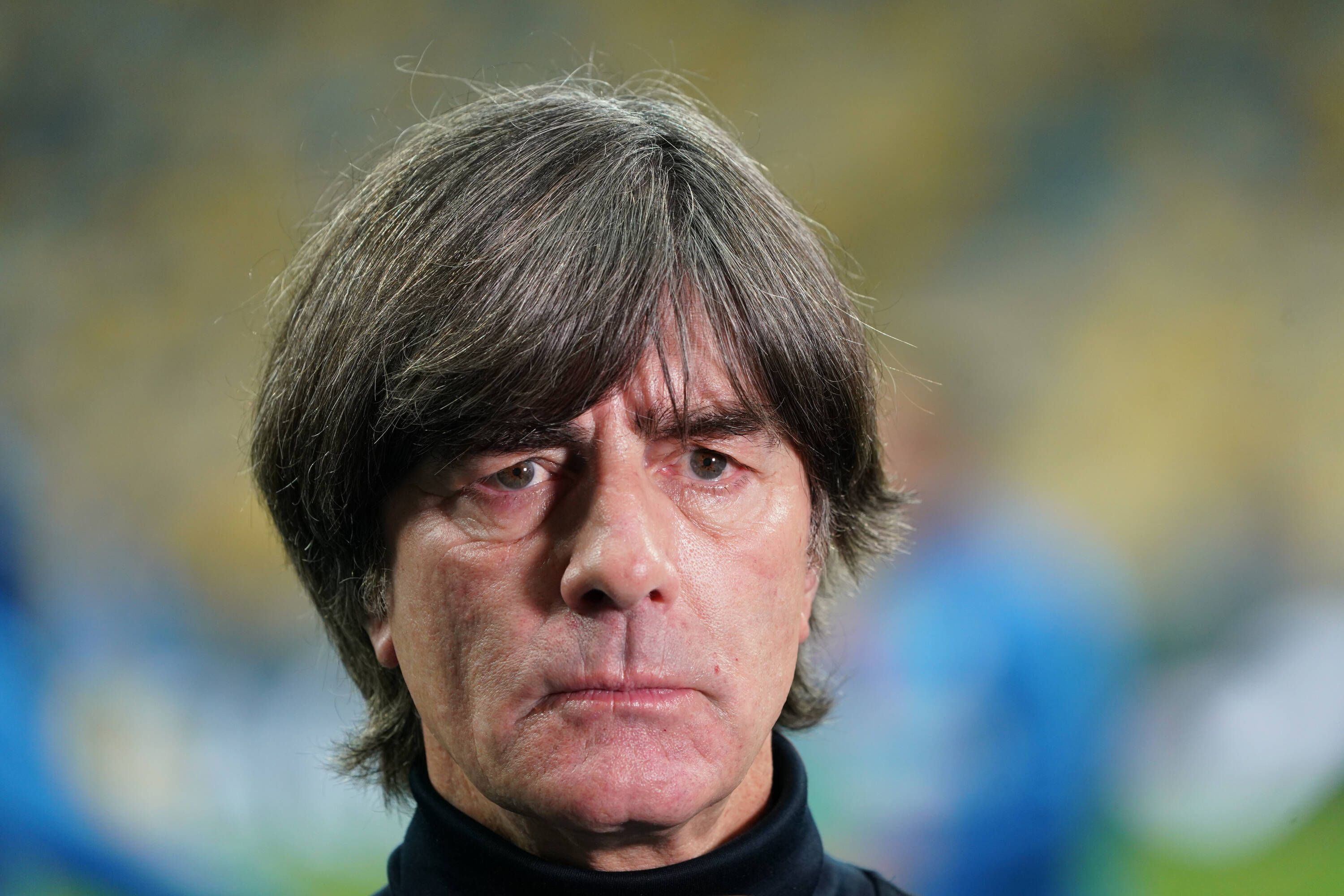 Nationaltrainer Joachim Löw schaut betreten in die Kamera.