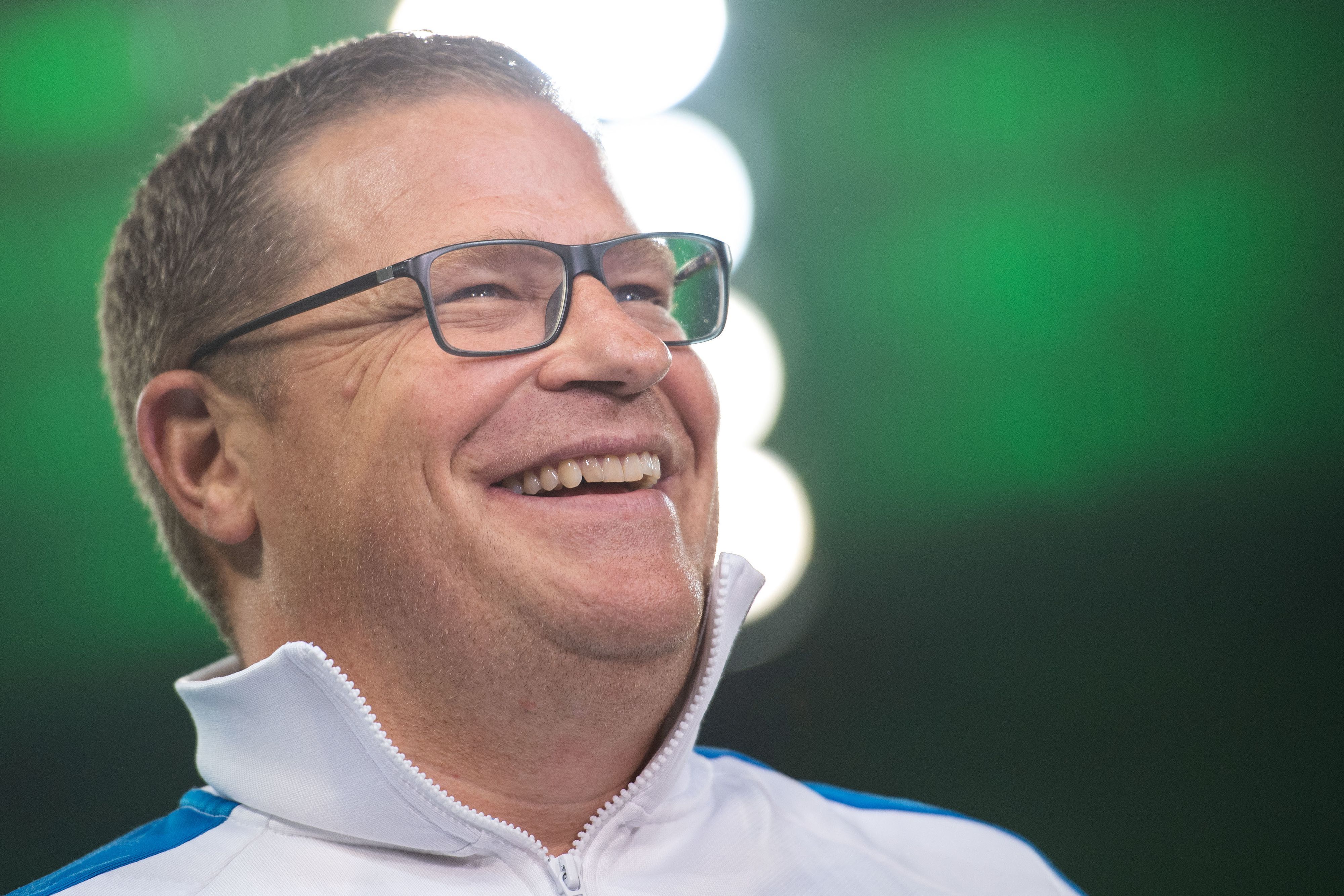 Borussias Sportdirektor Max Eberl lacht.