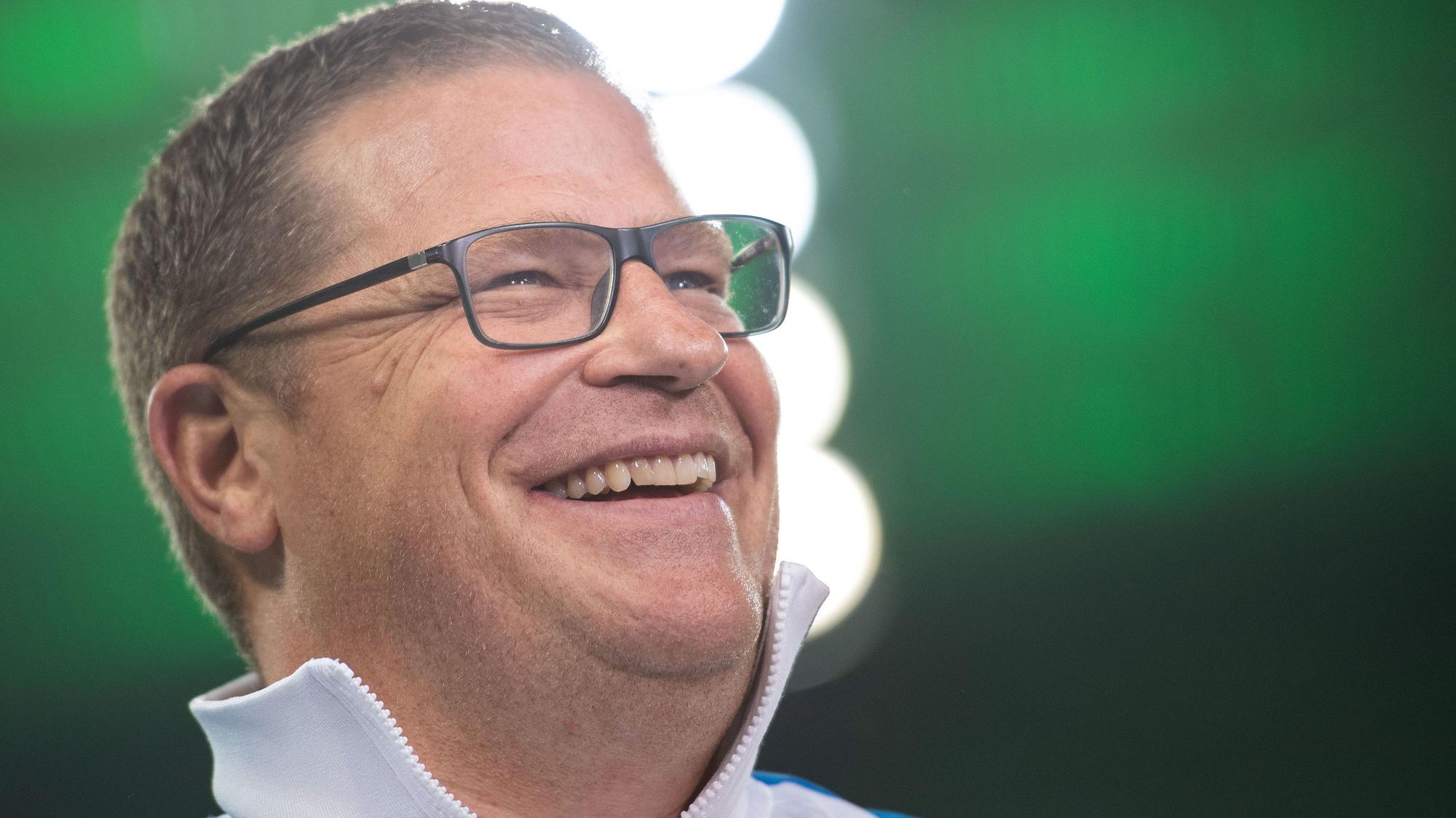 Borussias Sportdirektor Max Eberl lacht.