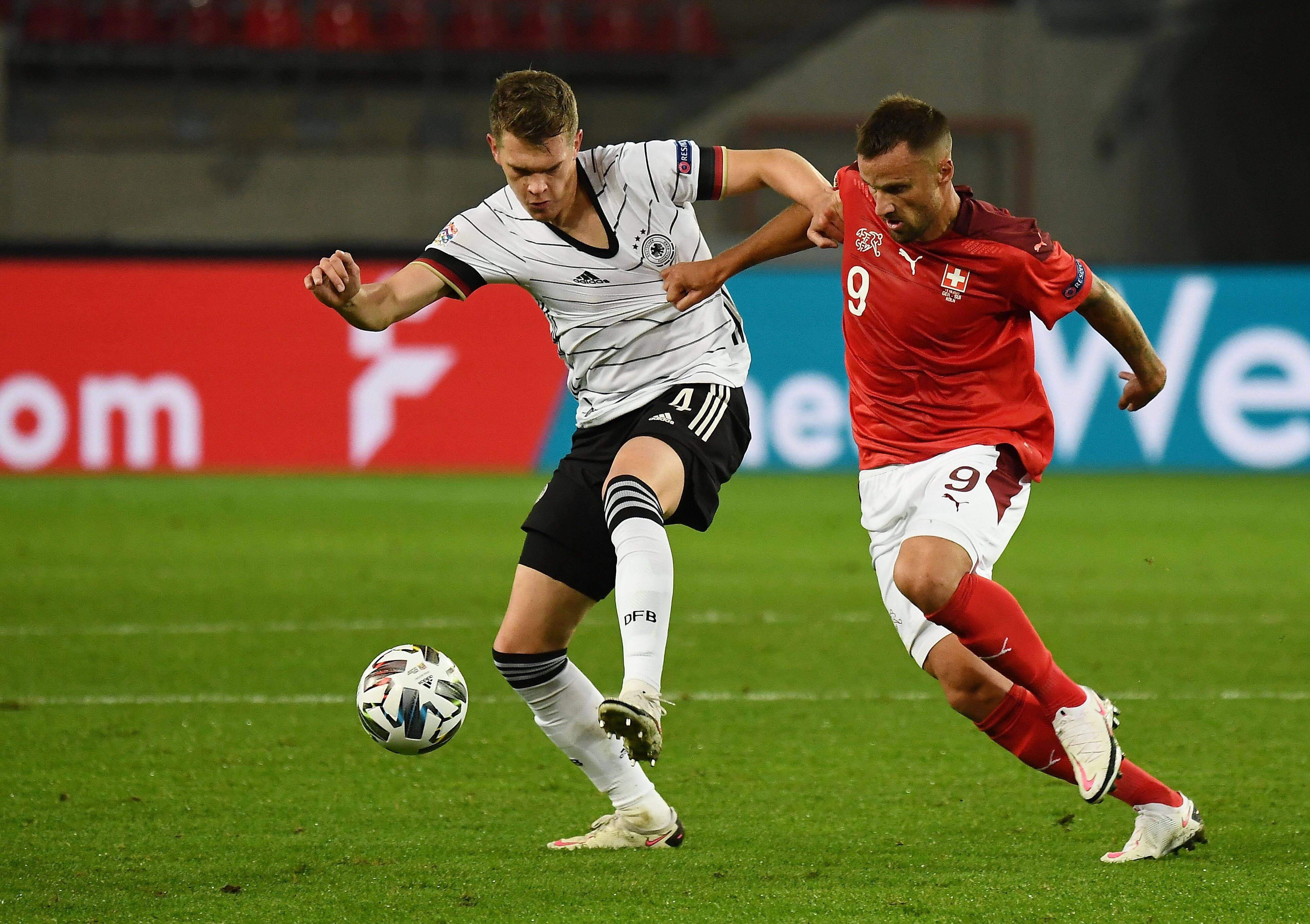 Matthias Ginter im Zweikampf mit dem Schweizer Haris Seferovic.