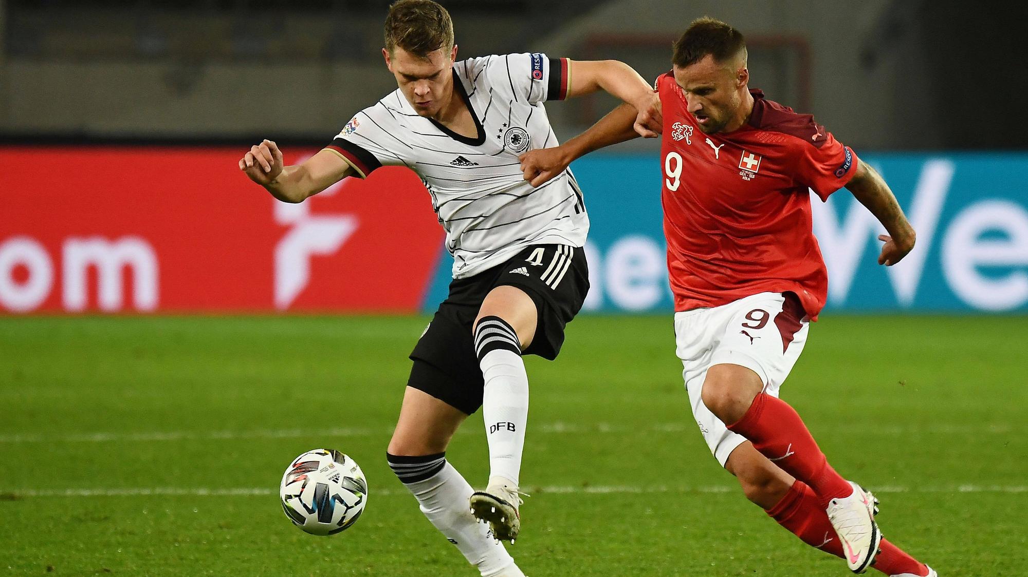 Matthias Ginter im Zweikampf mit dem Schweizer Haris Seferovic.