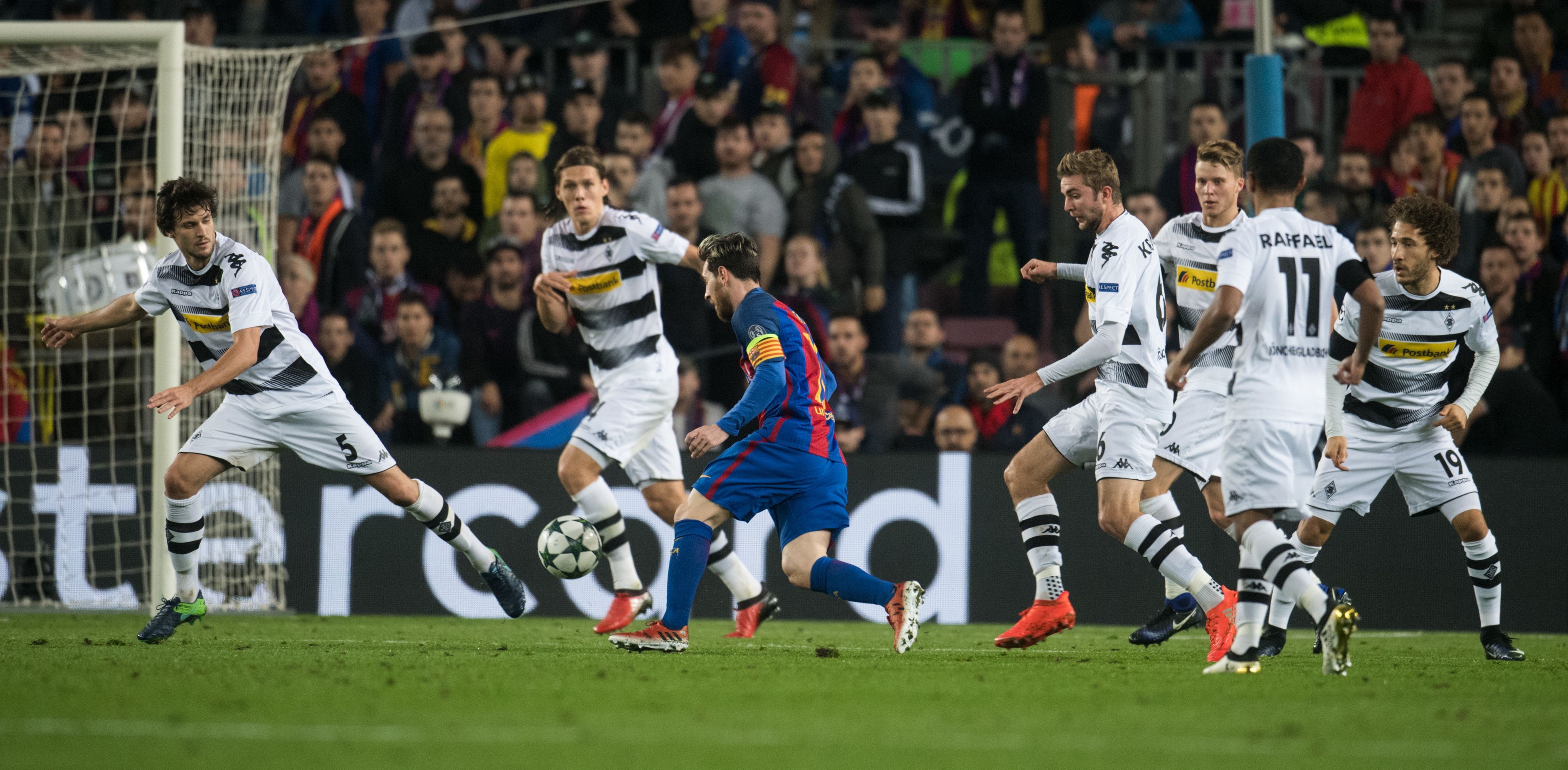 Letzter Auftritt in der Champions League: Gladbachs Spieler wollen Lionel Messi stoppen.