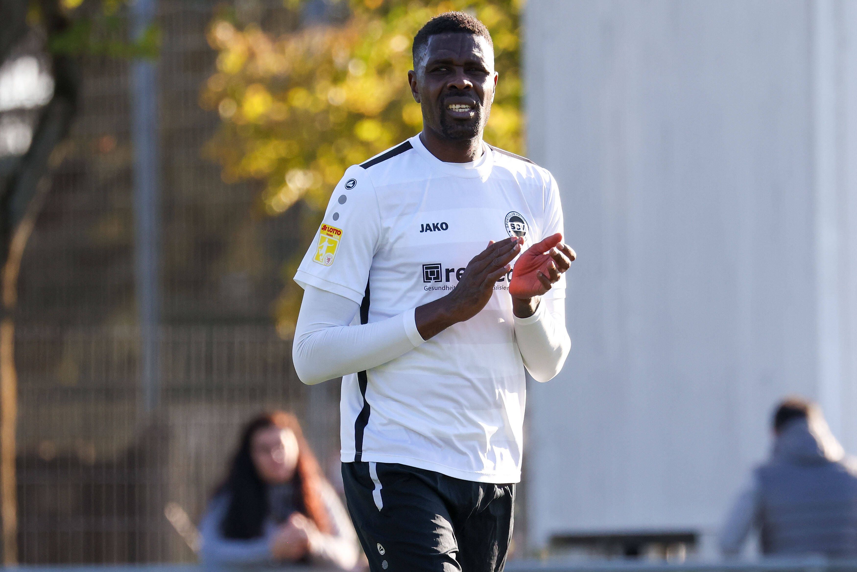 Mo Idrissou klatscht beim Spiel des SC Viktoria Griesheim in die Hände.