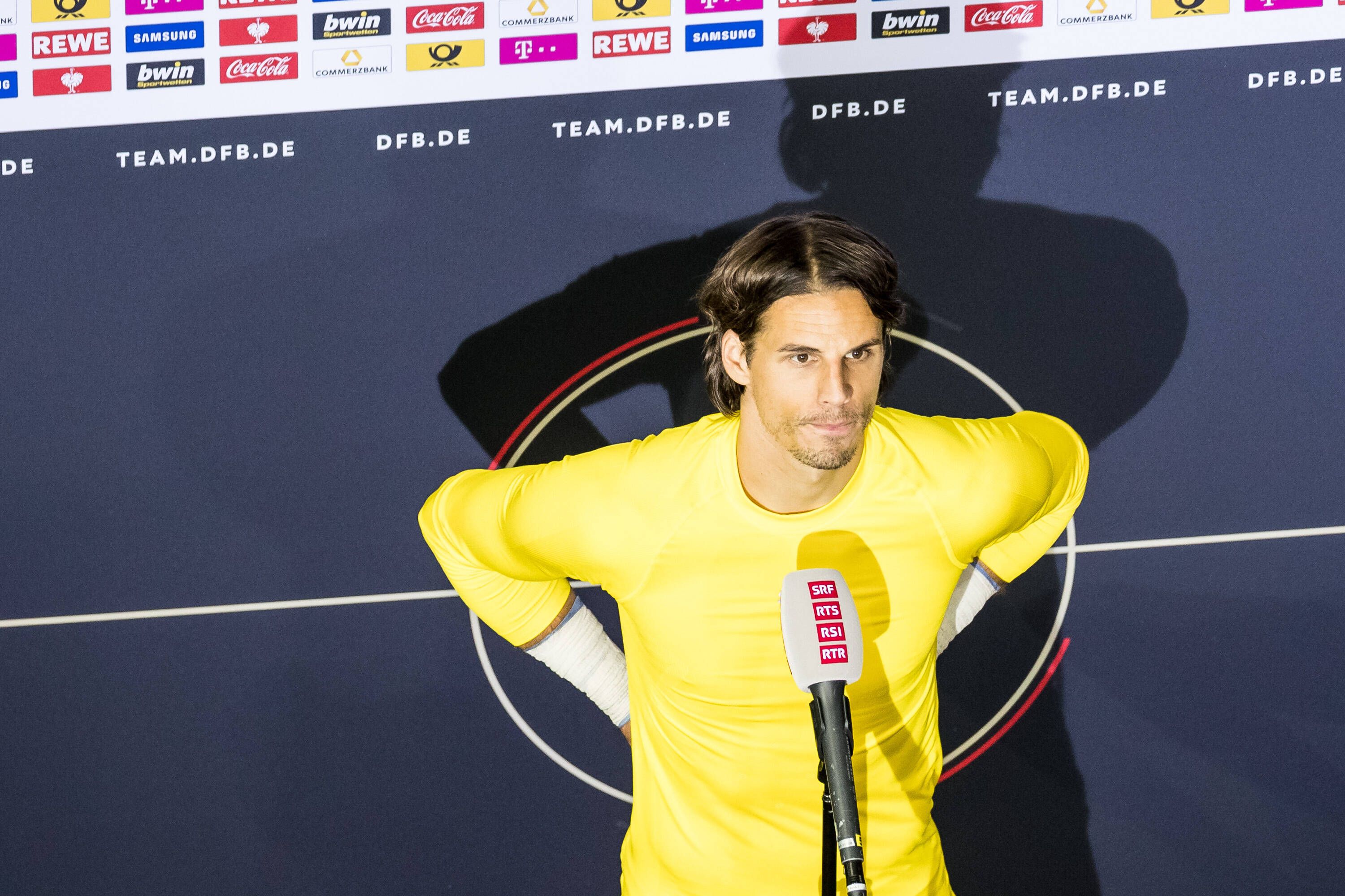 Yann Sommer gibt nach dem Nations-League-Spiel der Schweizer in Deutschland Interviews.