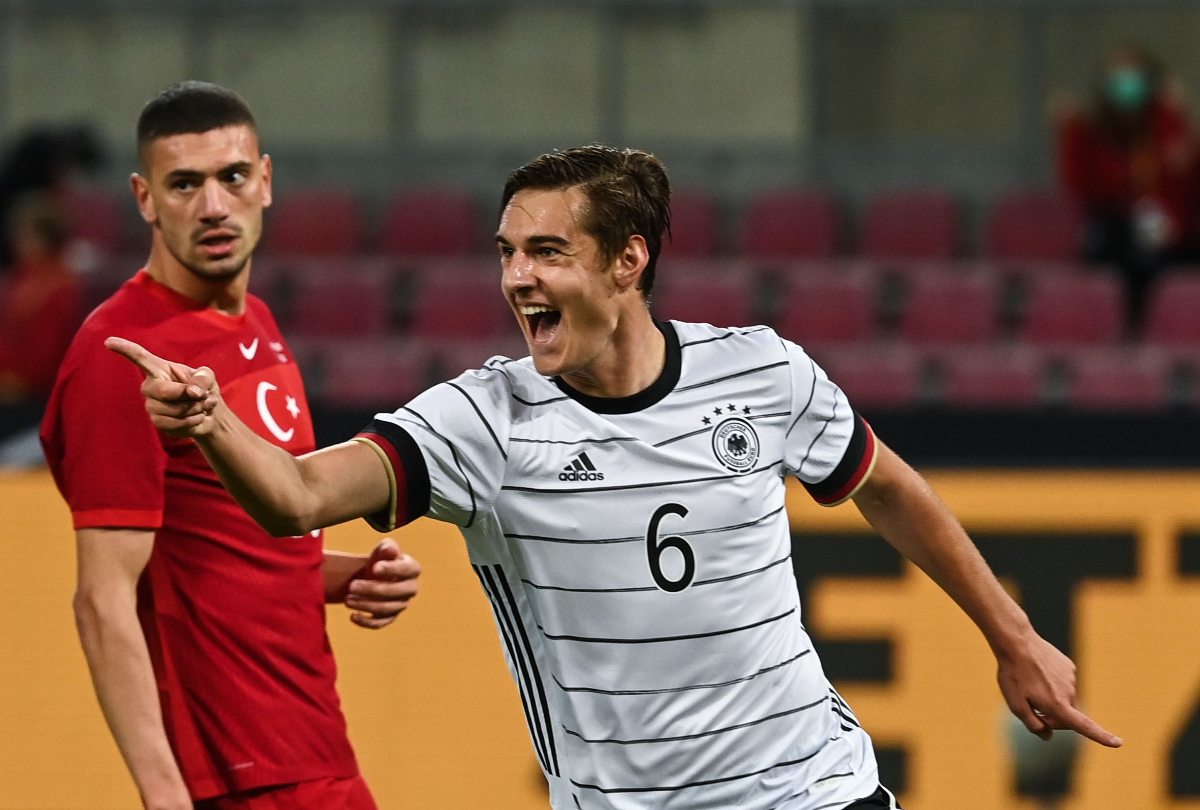 Florian Neuhaus jubelt über seinen ersten Länderspieltreffer.