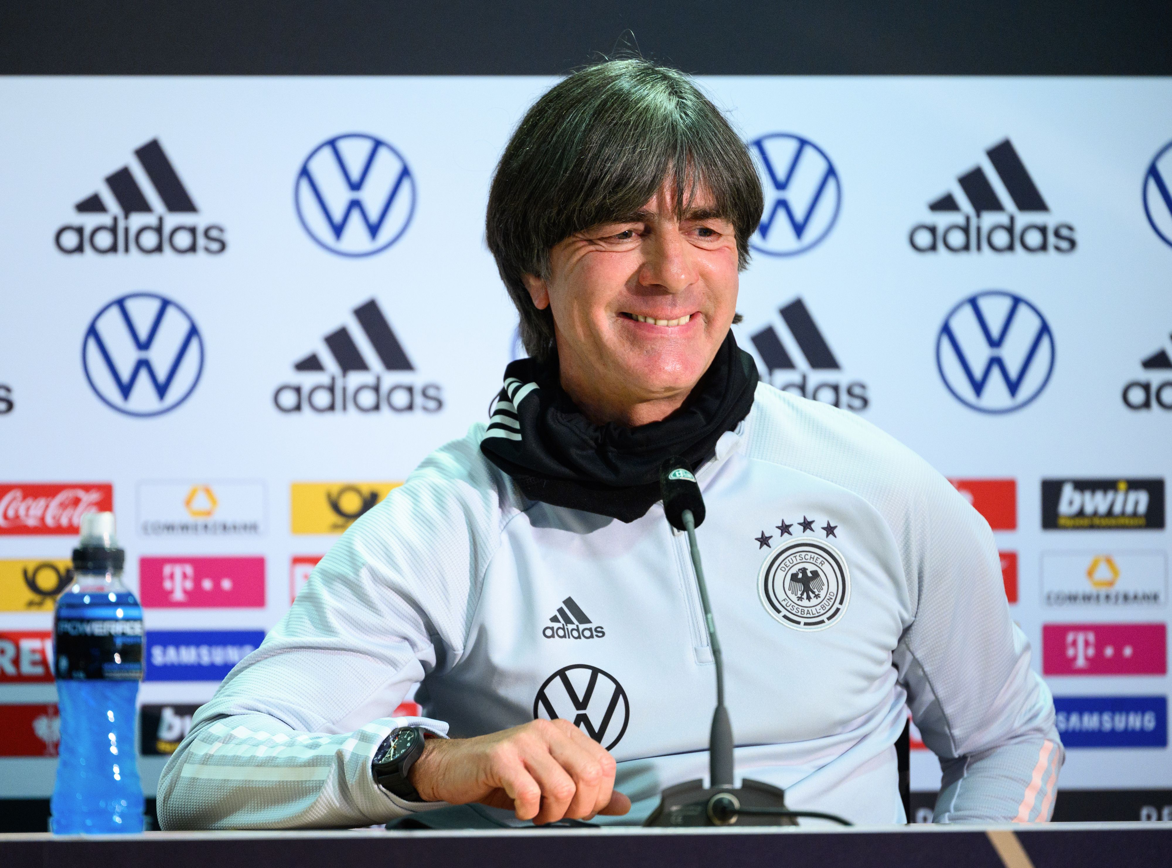 Bundestrainer Joachim Löw lacht bei der PK.