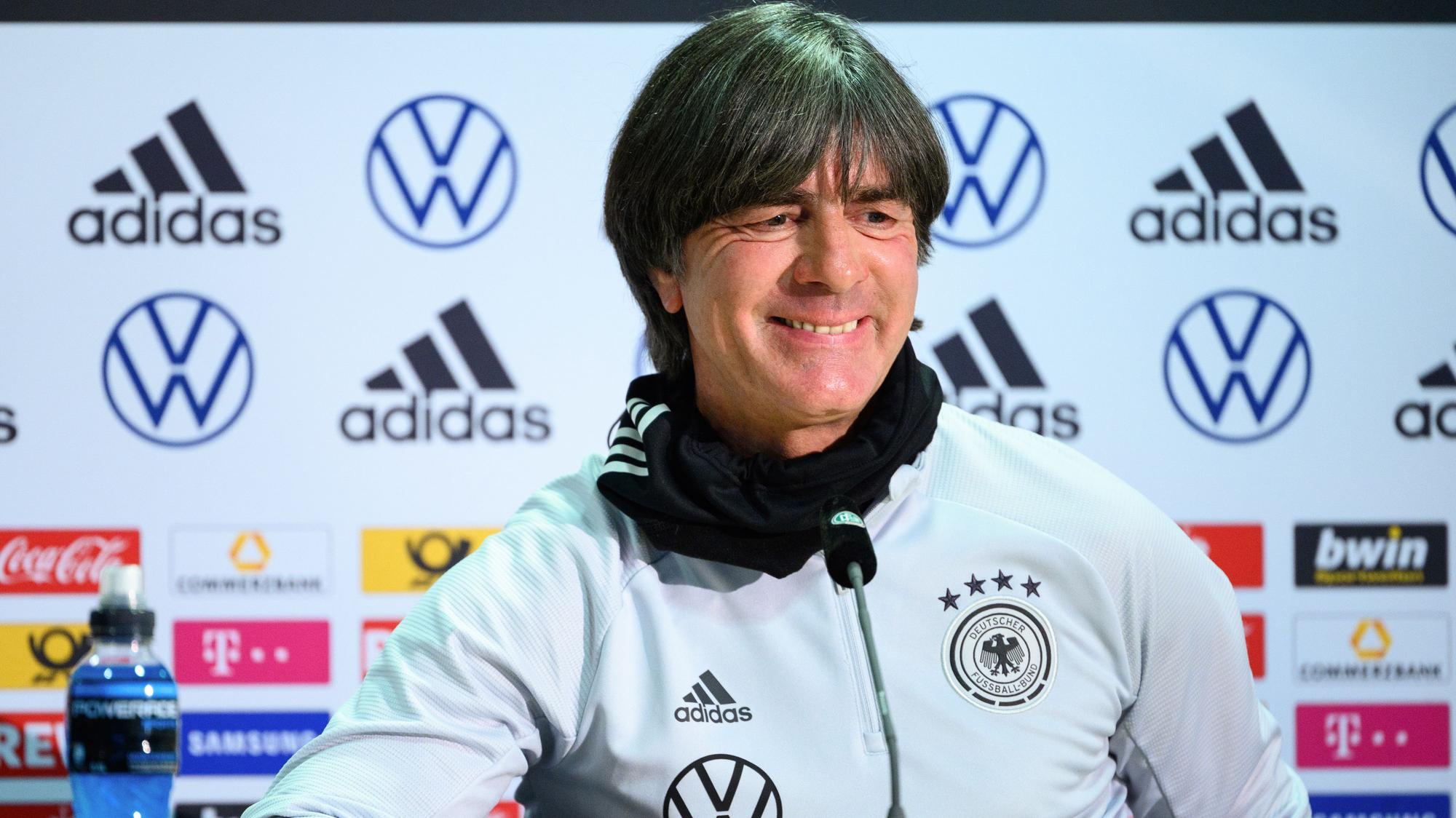 Bundestrainer Joachim Löw lacht bei der PK.
