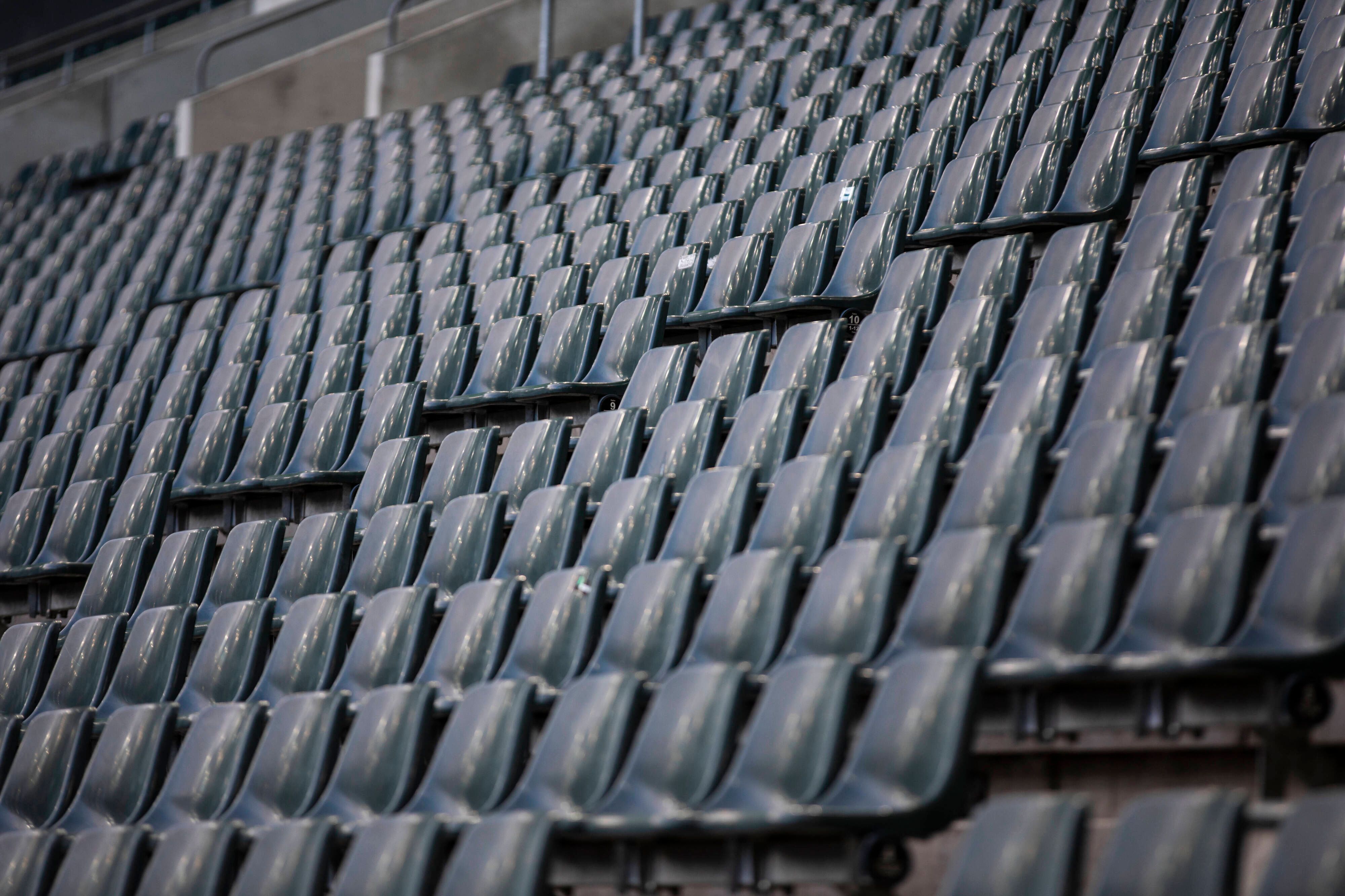 Leere Sitzschalen im Borussia-Park in Mönchengladbach.