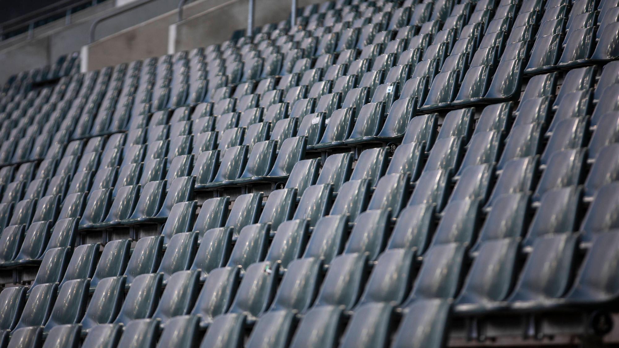 Leere Sitzschalen im Borussia-Park in Mönchengladbach.