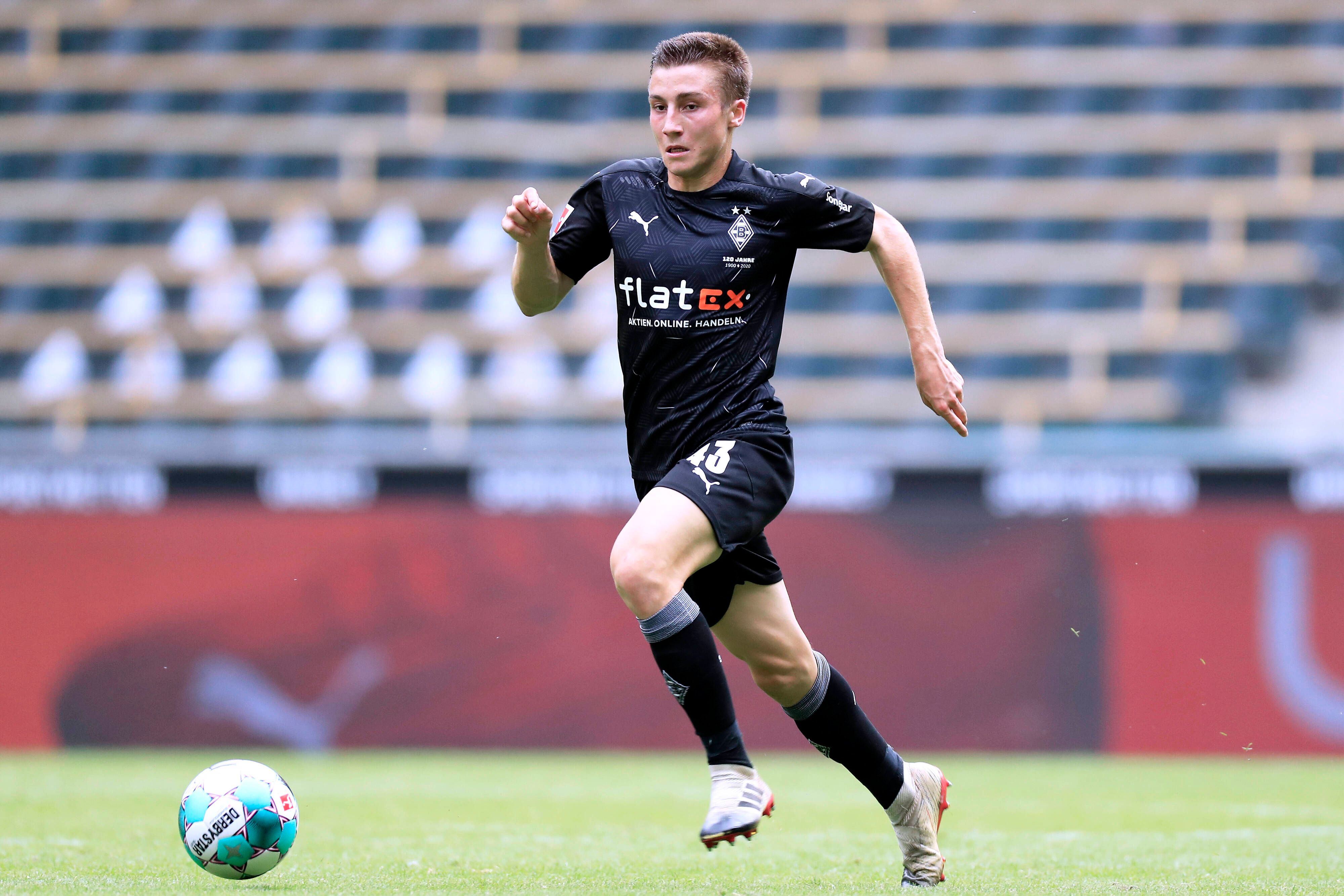 Rocco Reitz im Testspiel gegen Greuther Fürth am Ball.