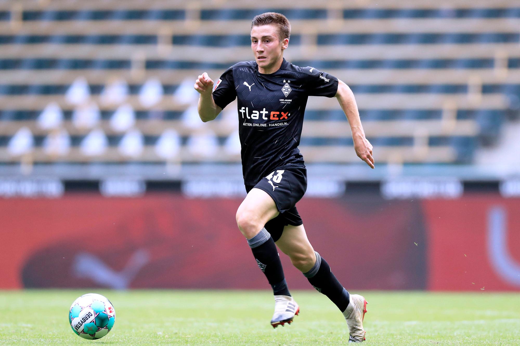 Rocco Reitz im Testspiel gegen Greuther Fürth am Ball.