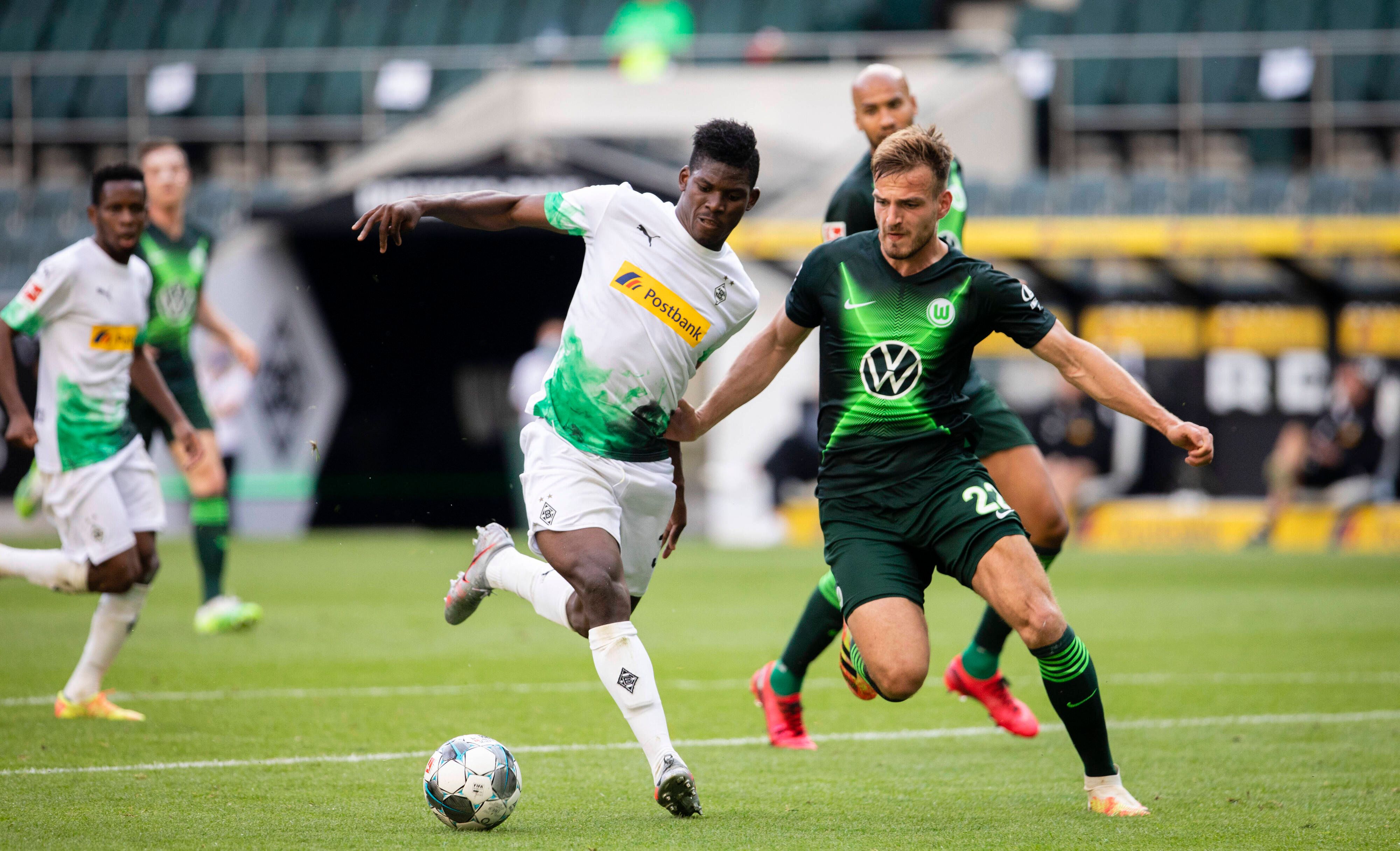 Borussias Breel Embolo im Zweikampf mit Wolfsburgs Marin Pongracic.