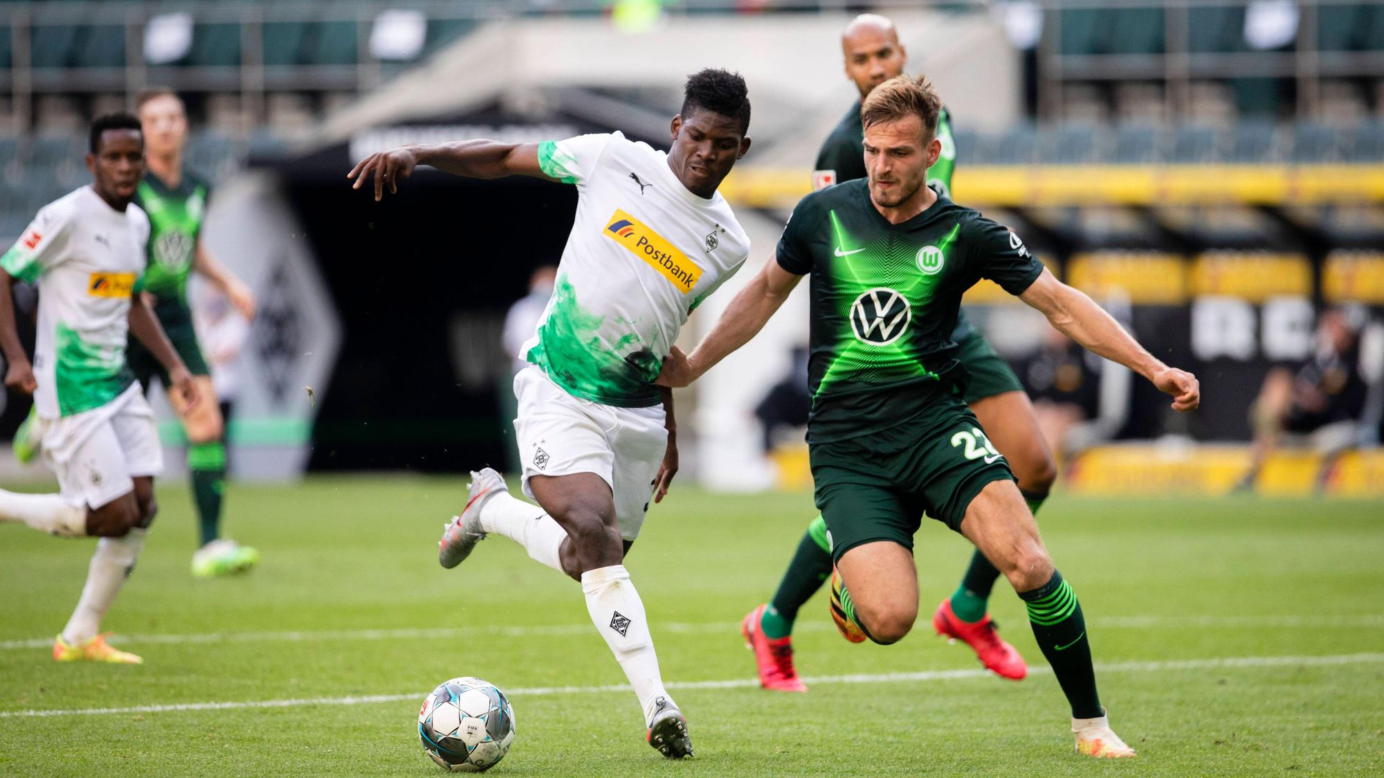 Borussias Breel Embolo im Zweikampf mit Wolfsburgs Marin Pongracic.