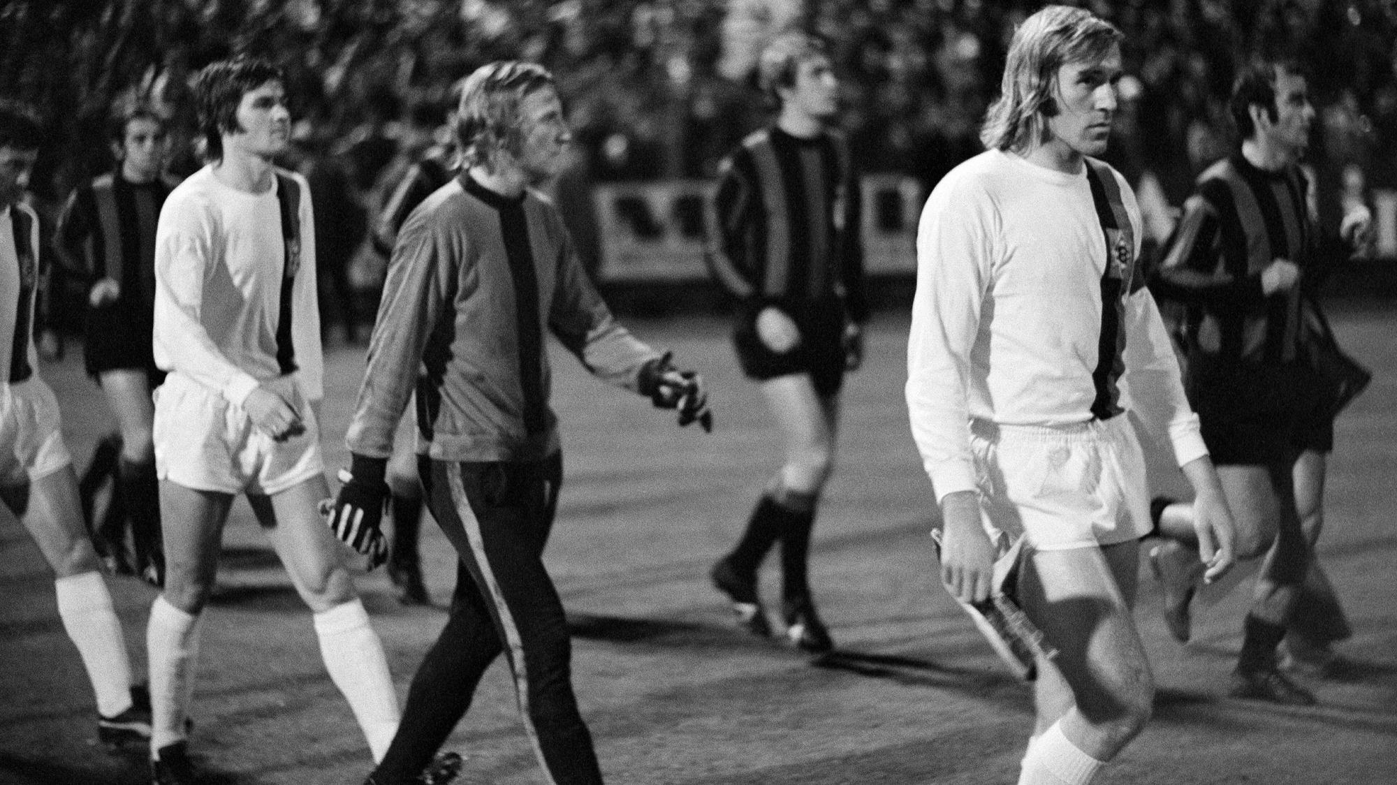 Ulrik Le Fevre (l.), Wolfgang Kleff (m.) und Günter Netzer (r.) laufen zum legendären Gladbacher „Büchsenwurfspiel” ein.