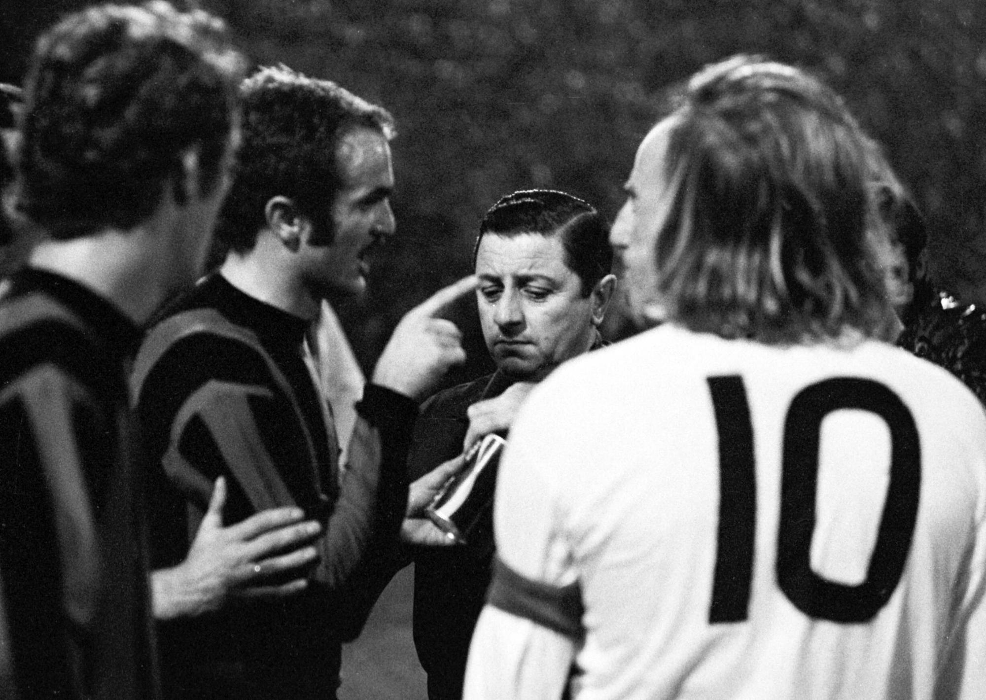 Tatwaffe: Inter Mailands Kapitän Alessandro Mazzola (2.v.l.) übergibt dem Schiedsrichter die Cola-Dose.