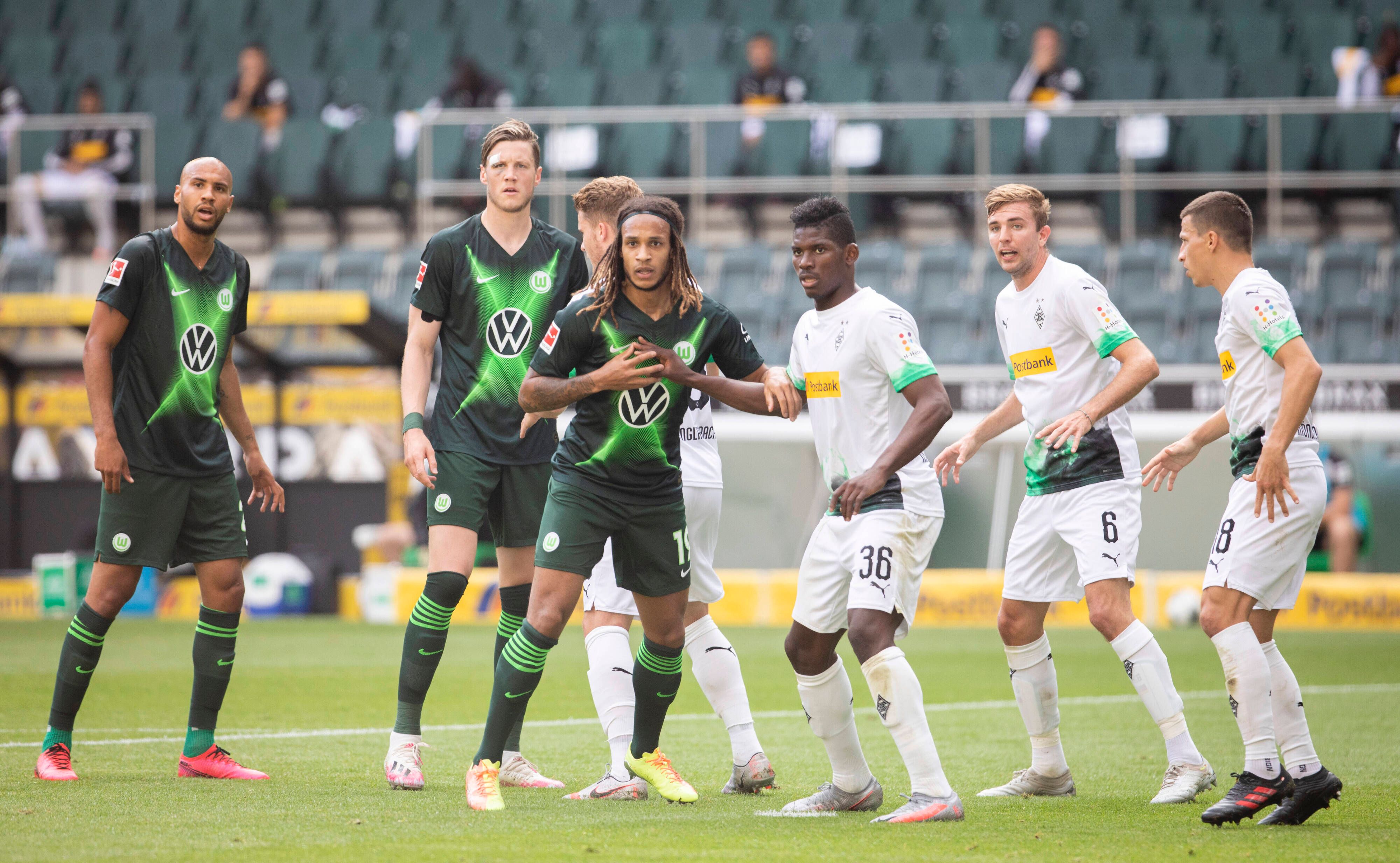 Wolfsburg- und Borussia-Spieler im Duell.