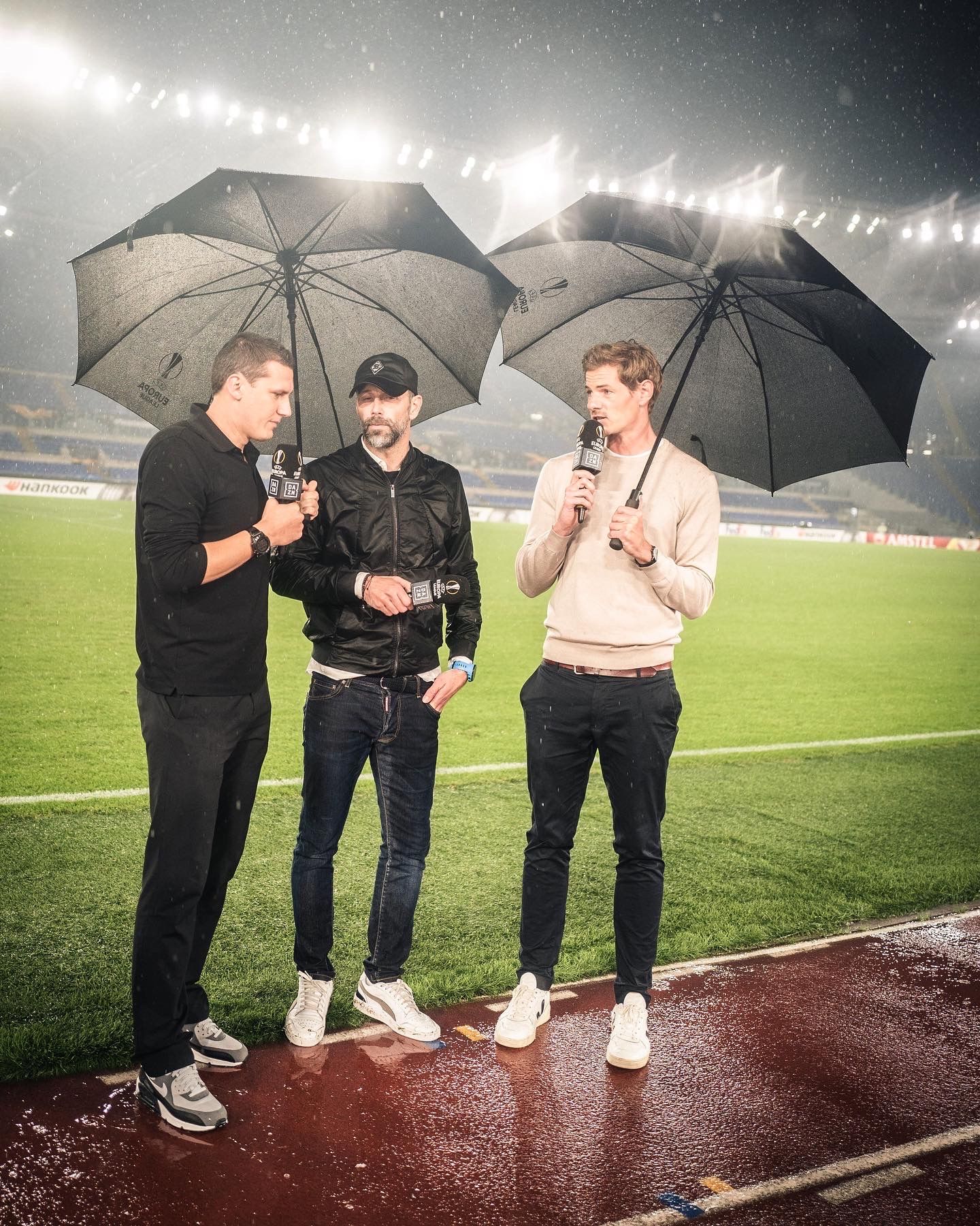 Marco Rose gibt DAZN nach dem Spiel ein Interview im Regen.