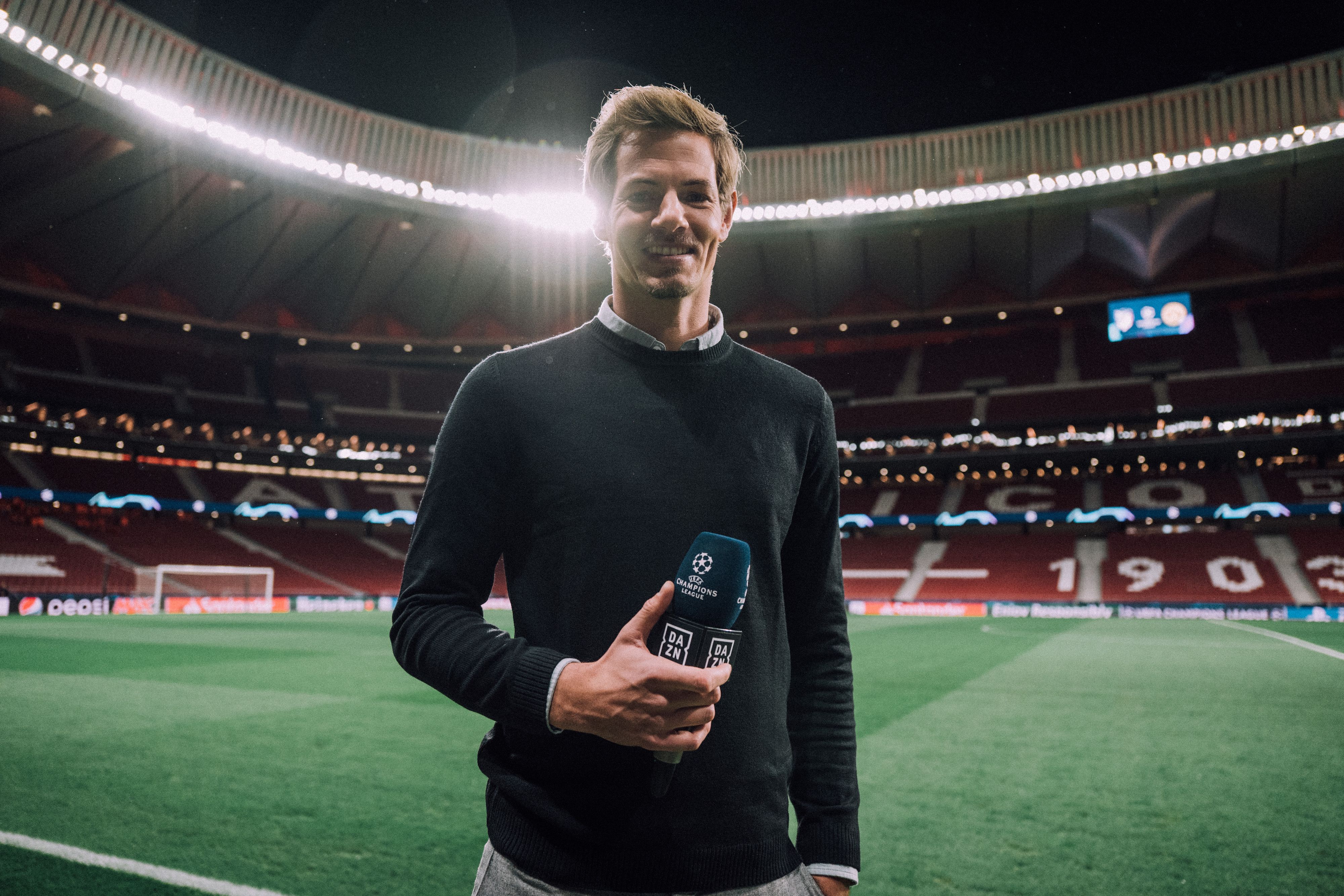 Alexander Schlüter von DAZN im Einsatz am Spielfeldrand.