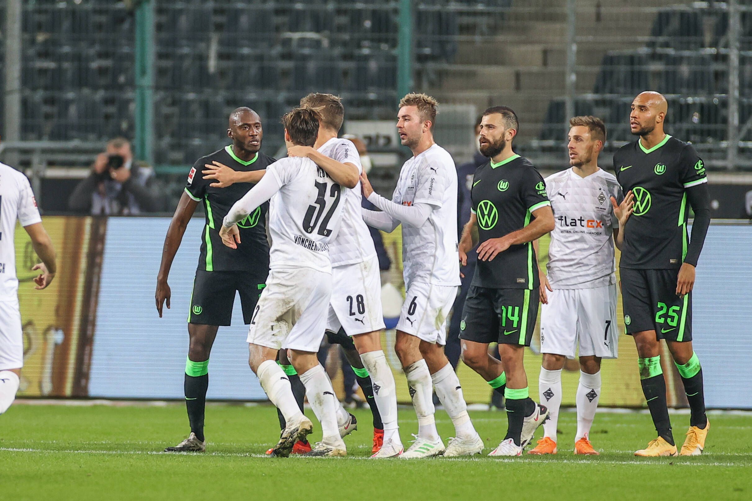 Borussia Mönchengladbach rangelt mit Wolfsburg im Strafraum.