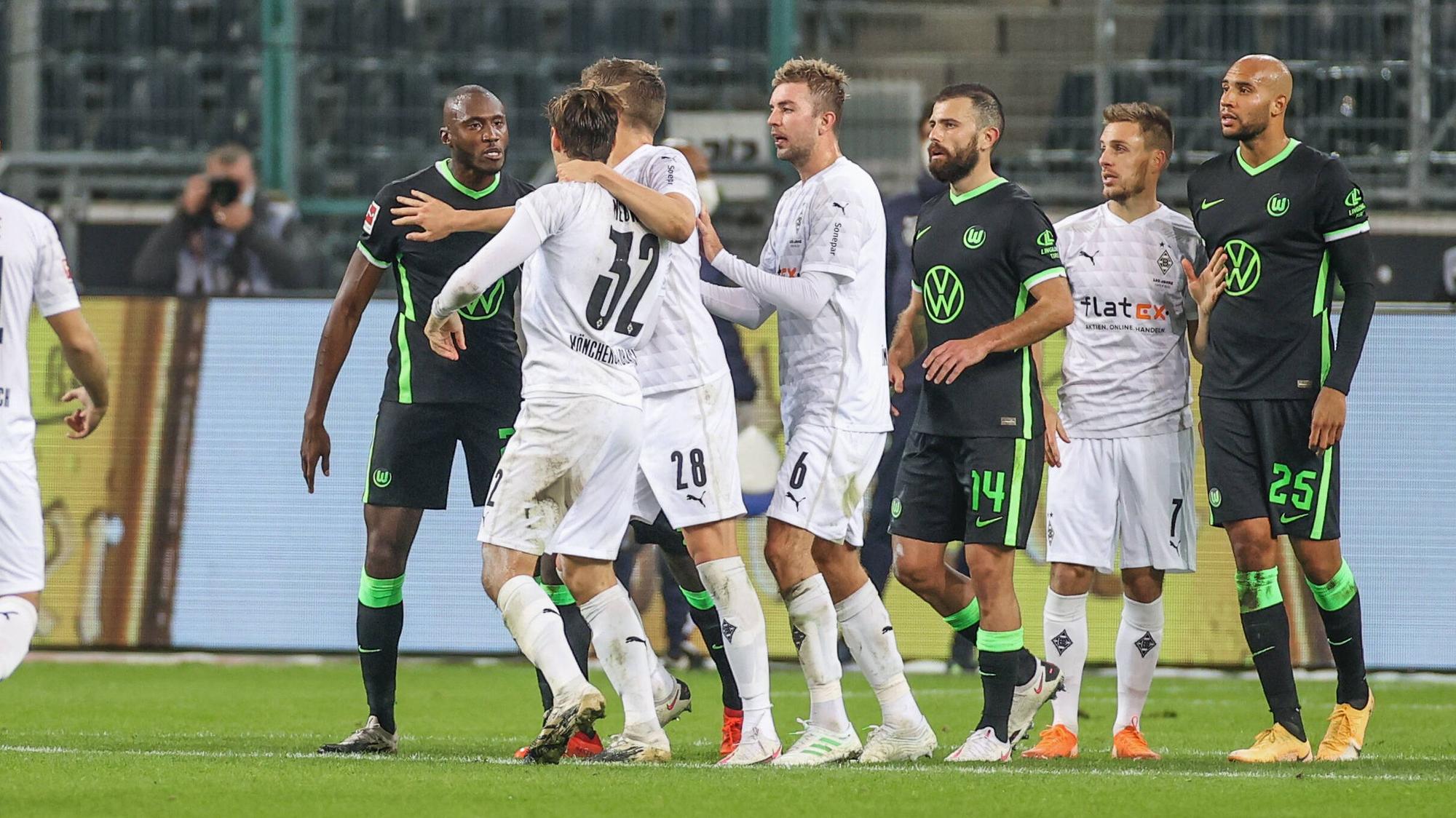 Borussia Mönchengladbach rangelt mit Wolfsburg im Strafraum.