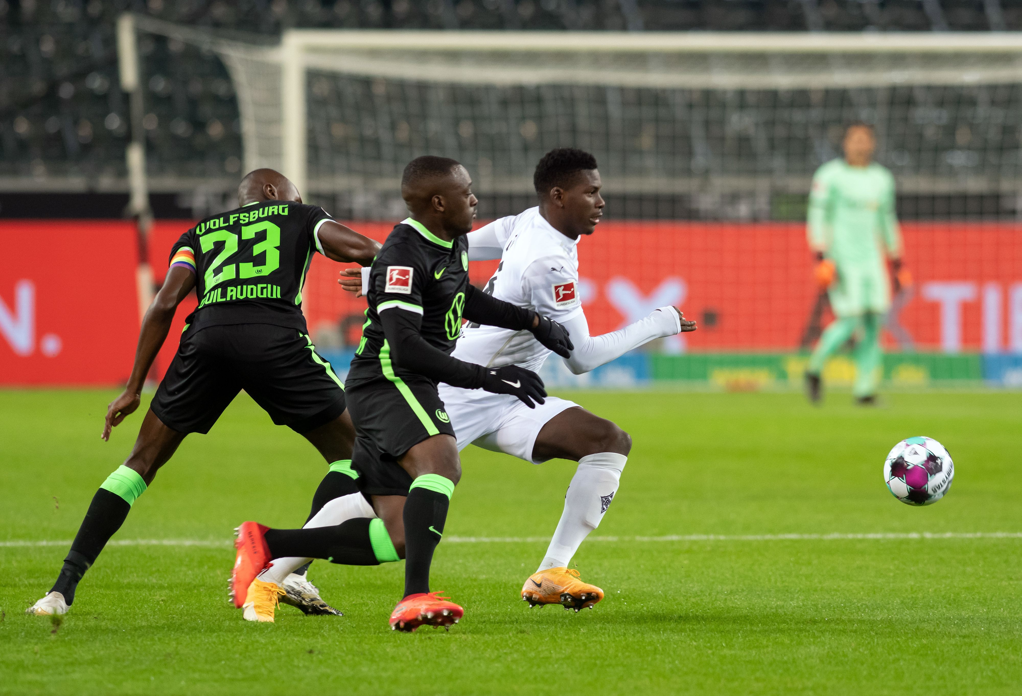 Breel Embolo im Zweikampf mit Jerome Rousillion.