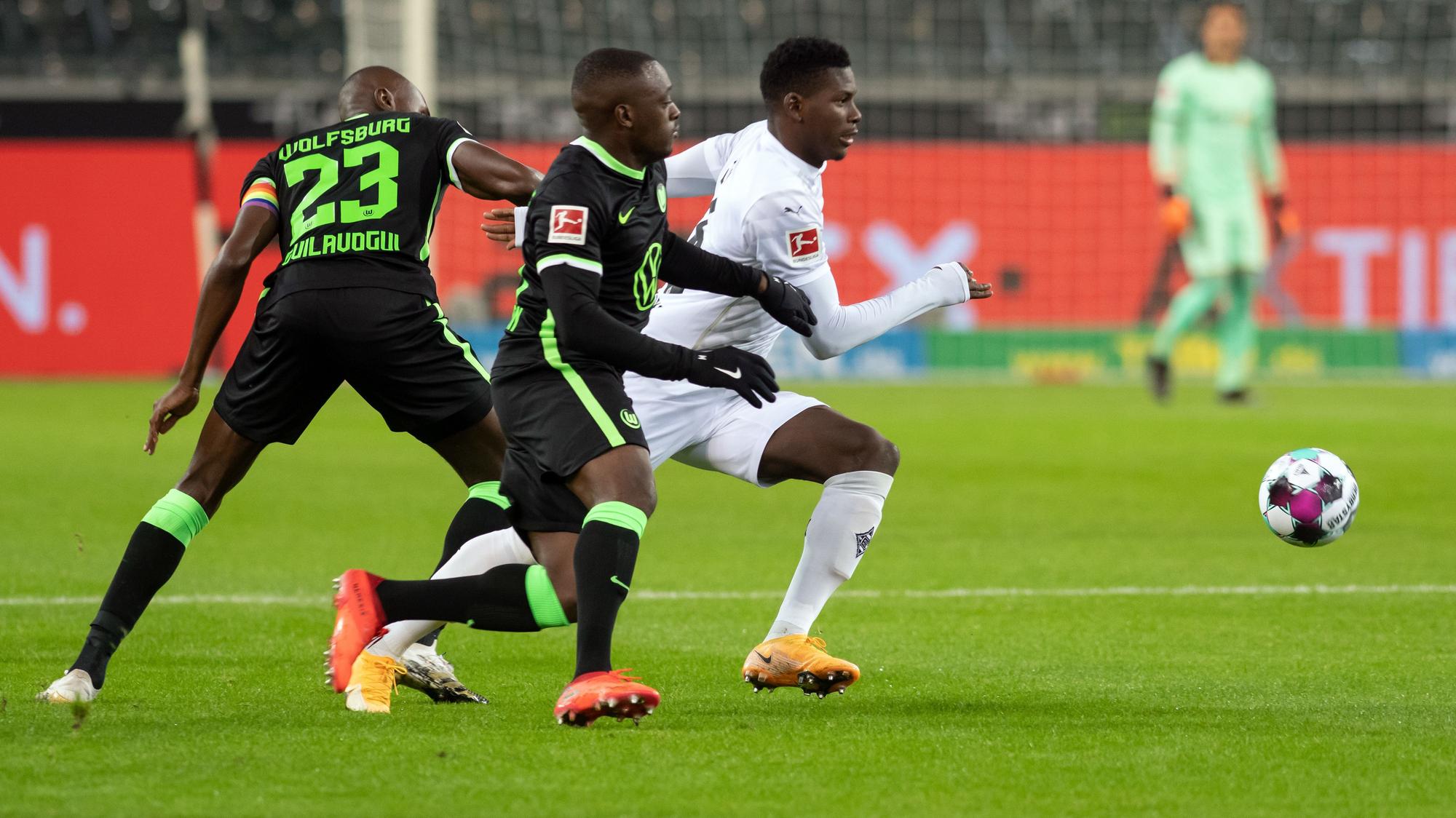 Breel Embolo im Zweikampf mit Jerome Rousillion.