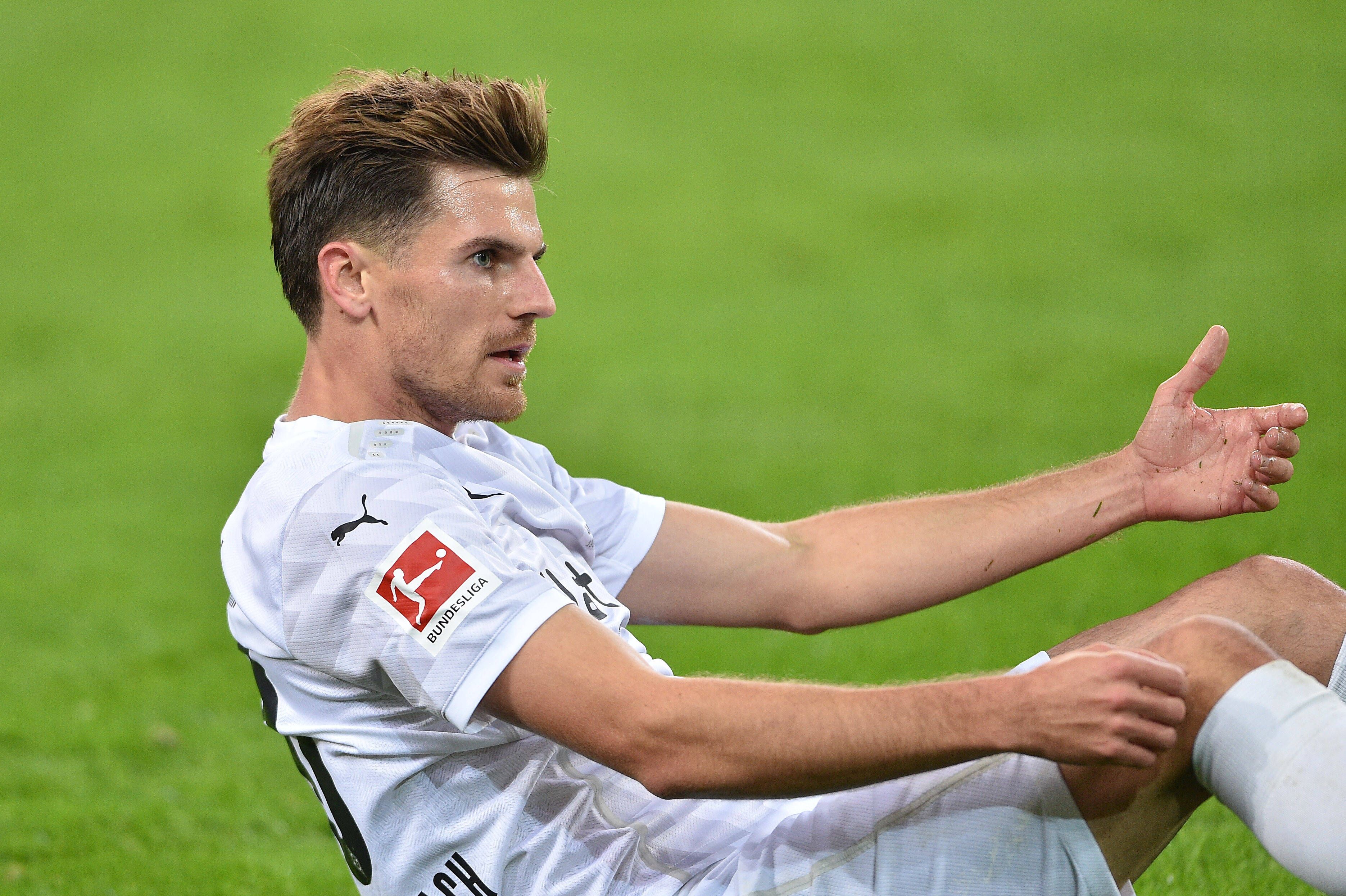 Jonas Hofman diskutiert im Spiel gegen Wolfsburg.