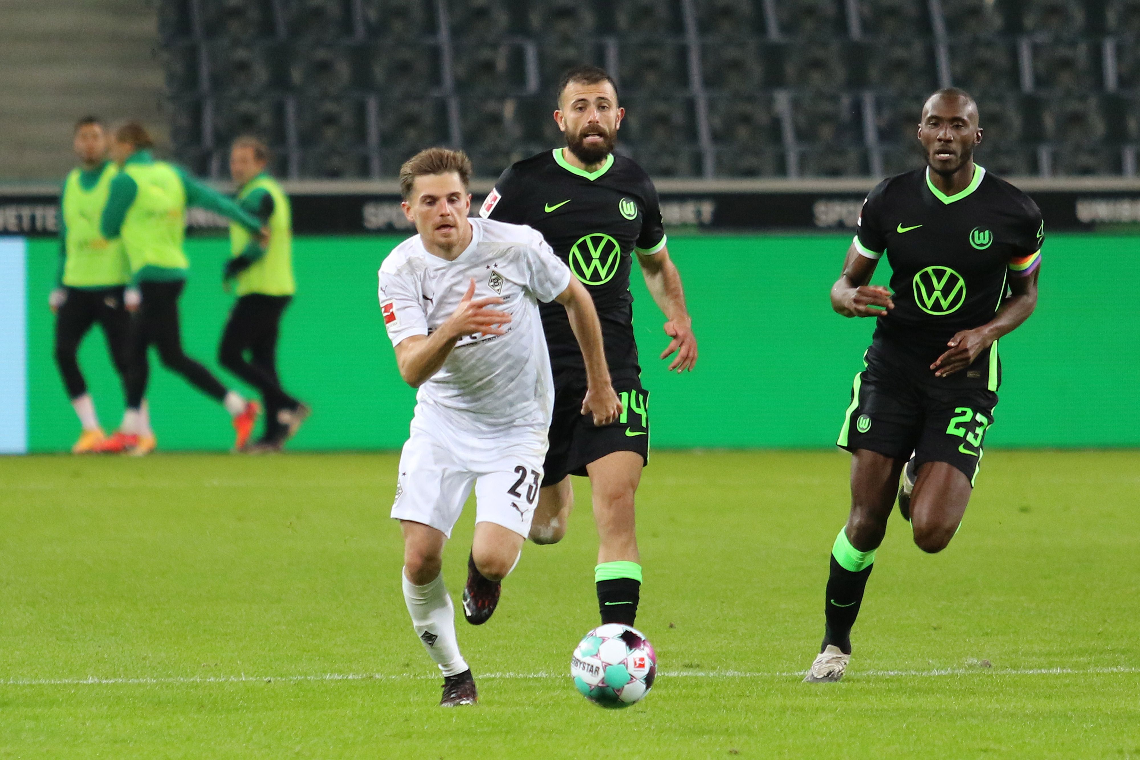 Jonas Hofmann kontrolliert den Ball gegen den VfL Wolfsburg