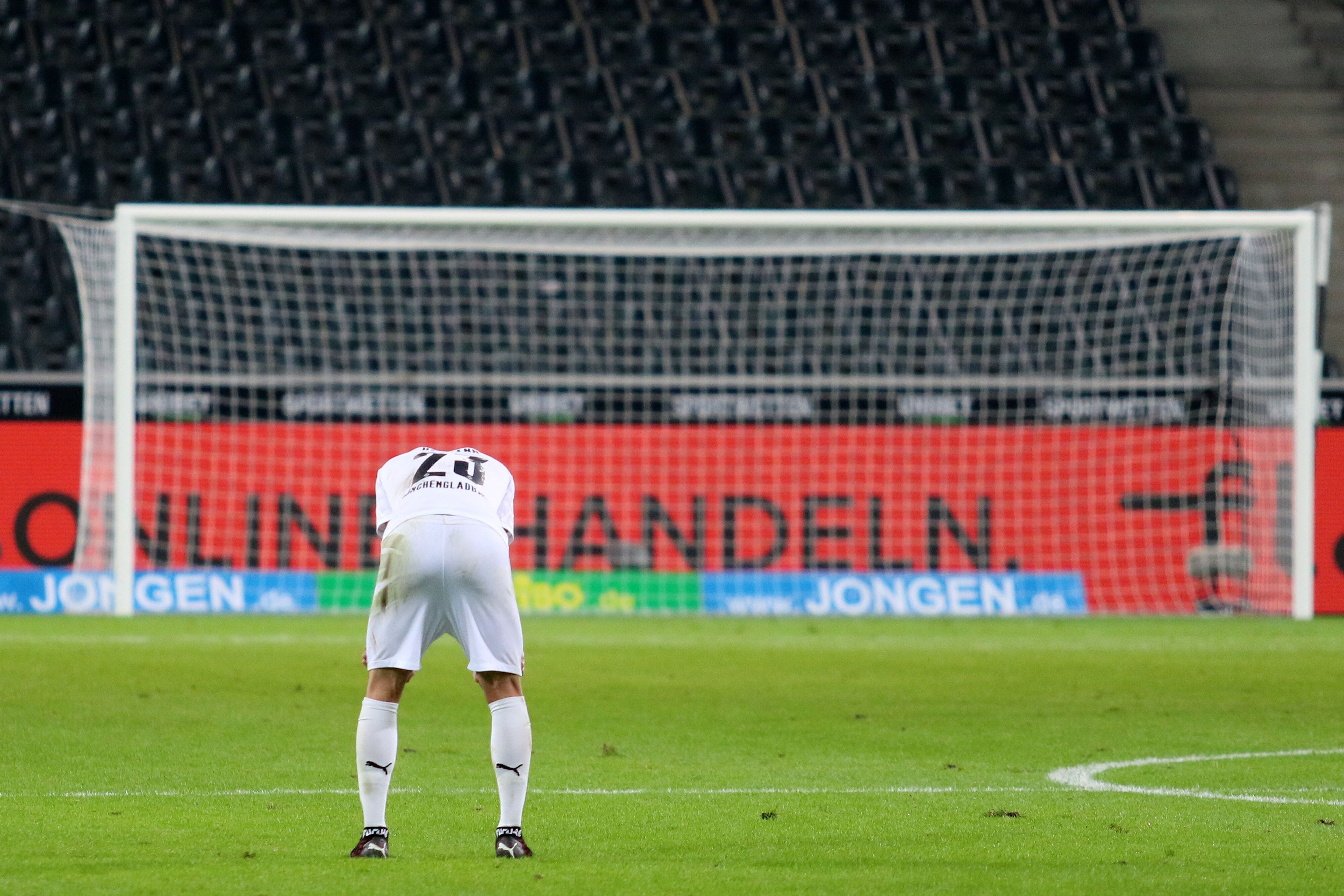 Gladbachs Jonas Hofmann trauert im Borussia-Park dem vergeben Sieg gegen Wolfsburg hinterher.