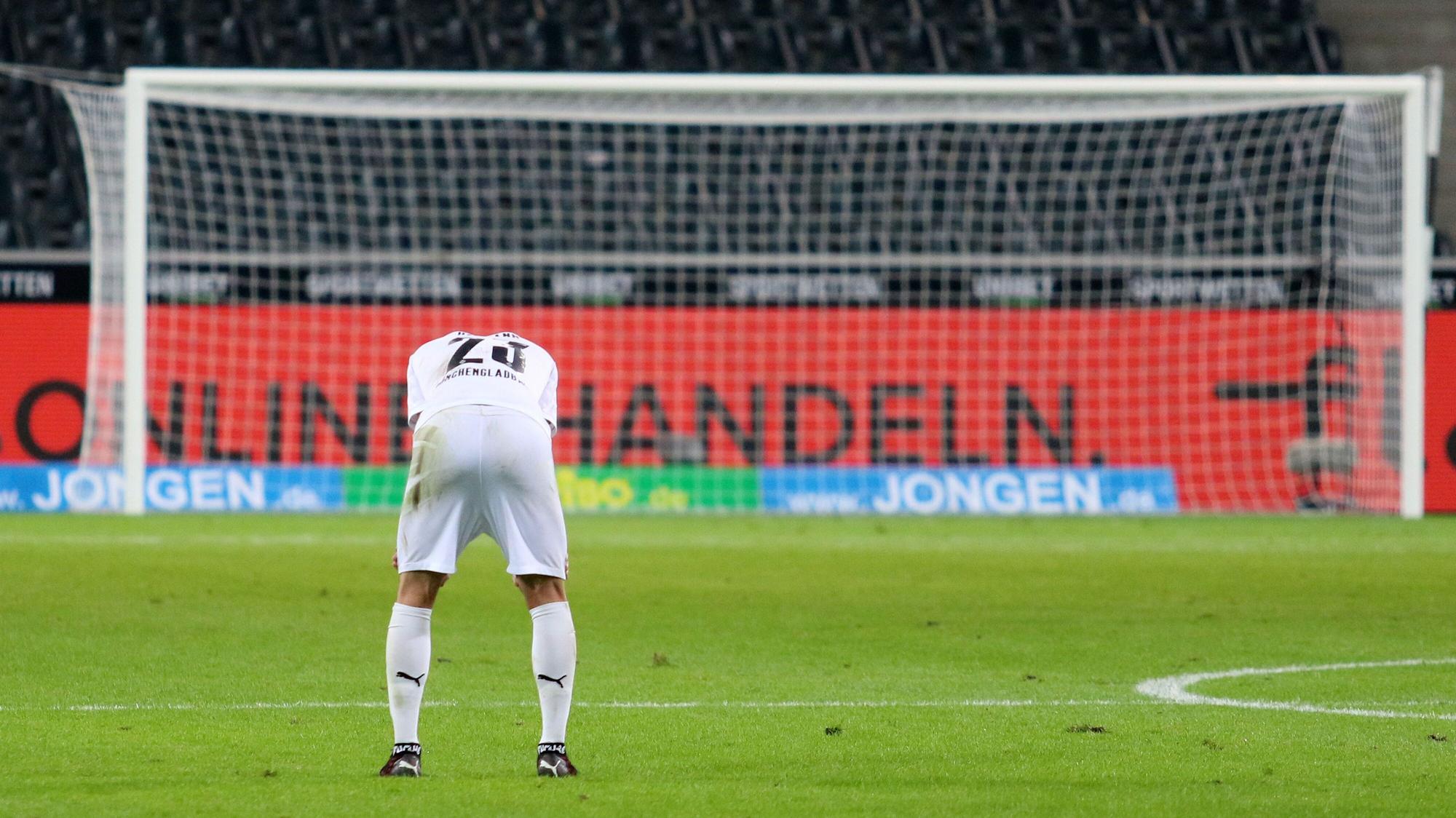 Gladbachs Jonas Hofmann trauert im Borussia-Park dem vergeben Sieg gegen Wolfsburg hinterher.