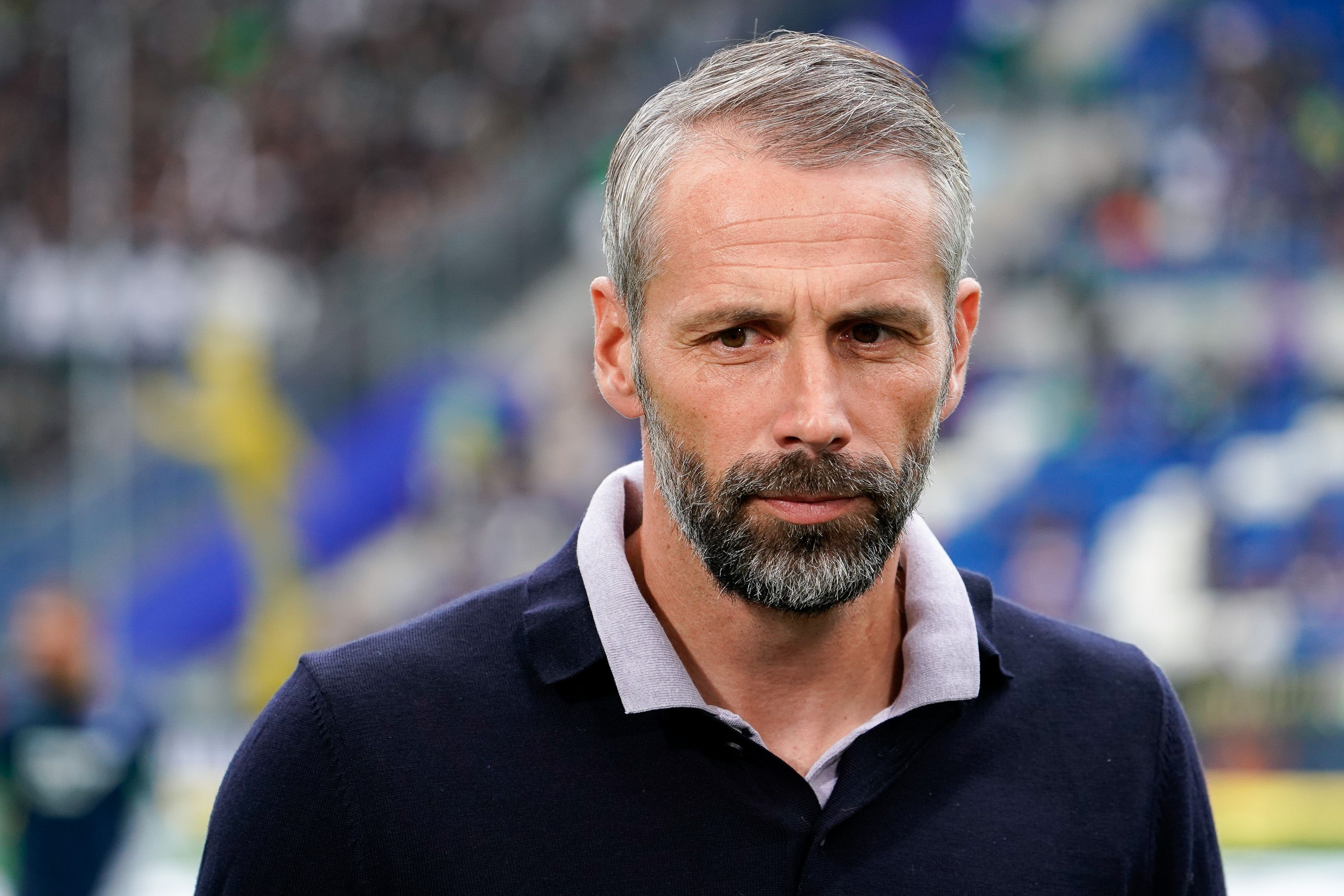Borussias Trainer Marco Rose schaut besorgt.