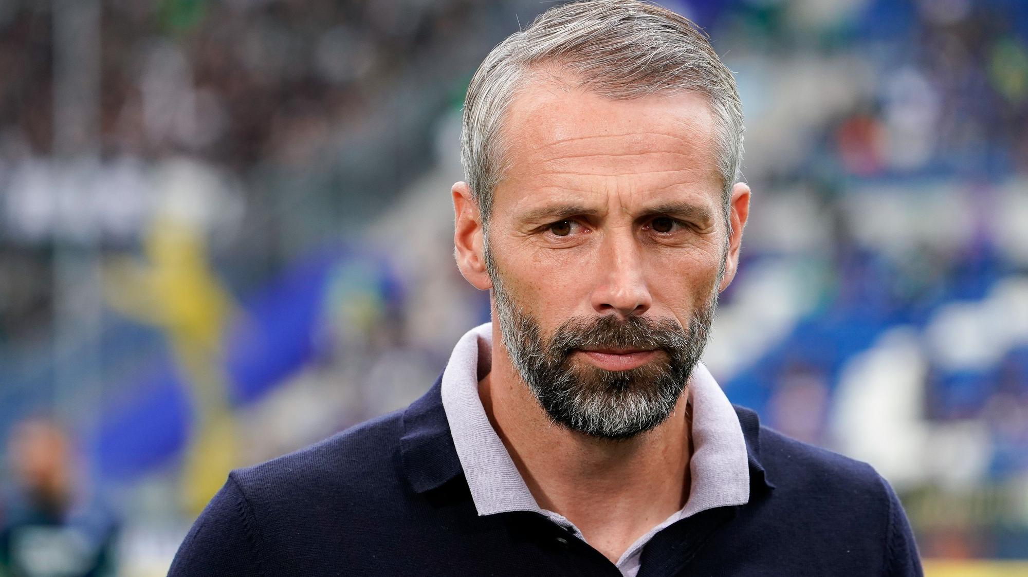 Borussias Trainer Marco Rose schaut besorgt.