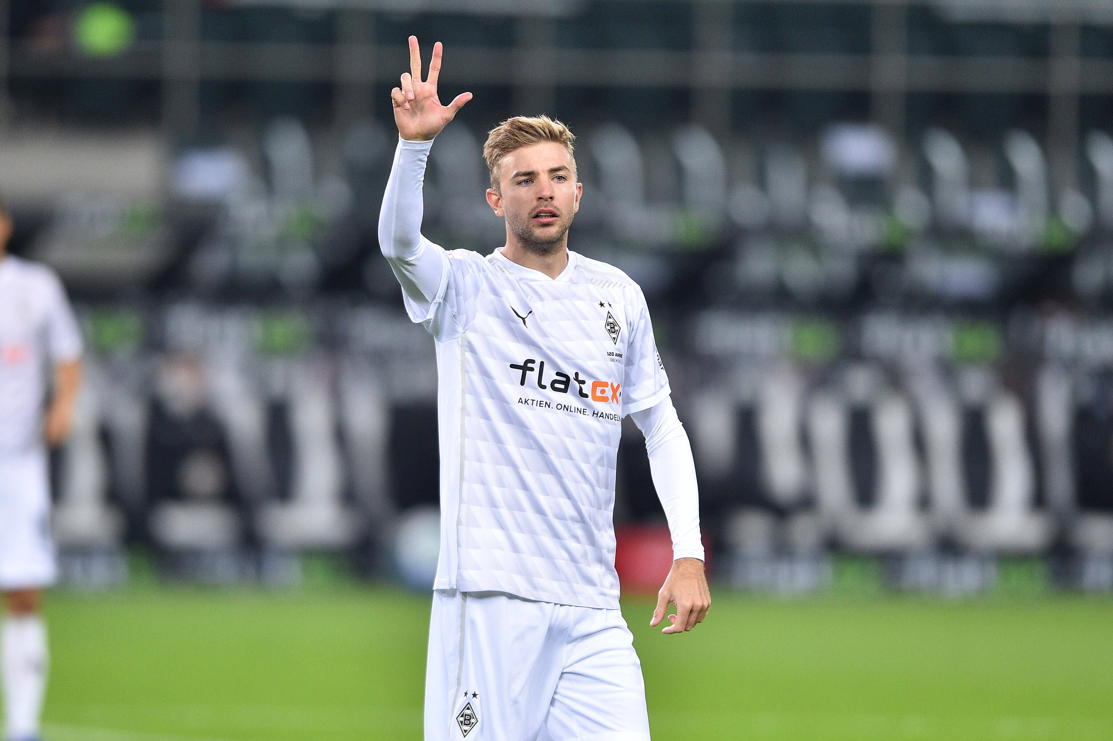 Borussias Christoph Kramer zeigt im Spie gegen Wolfsburg drei Finger nach oben.