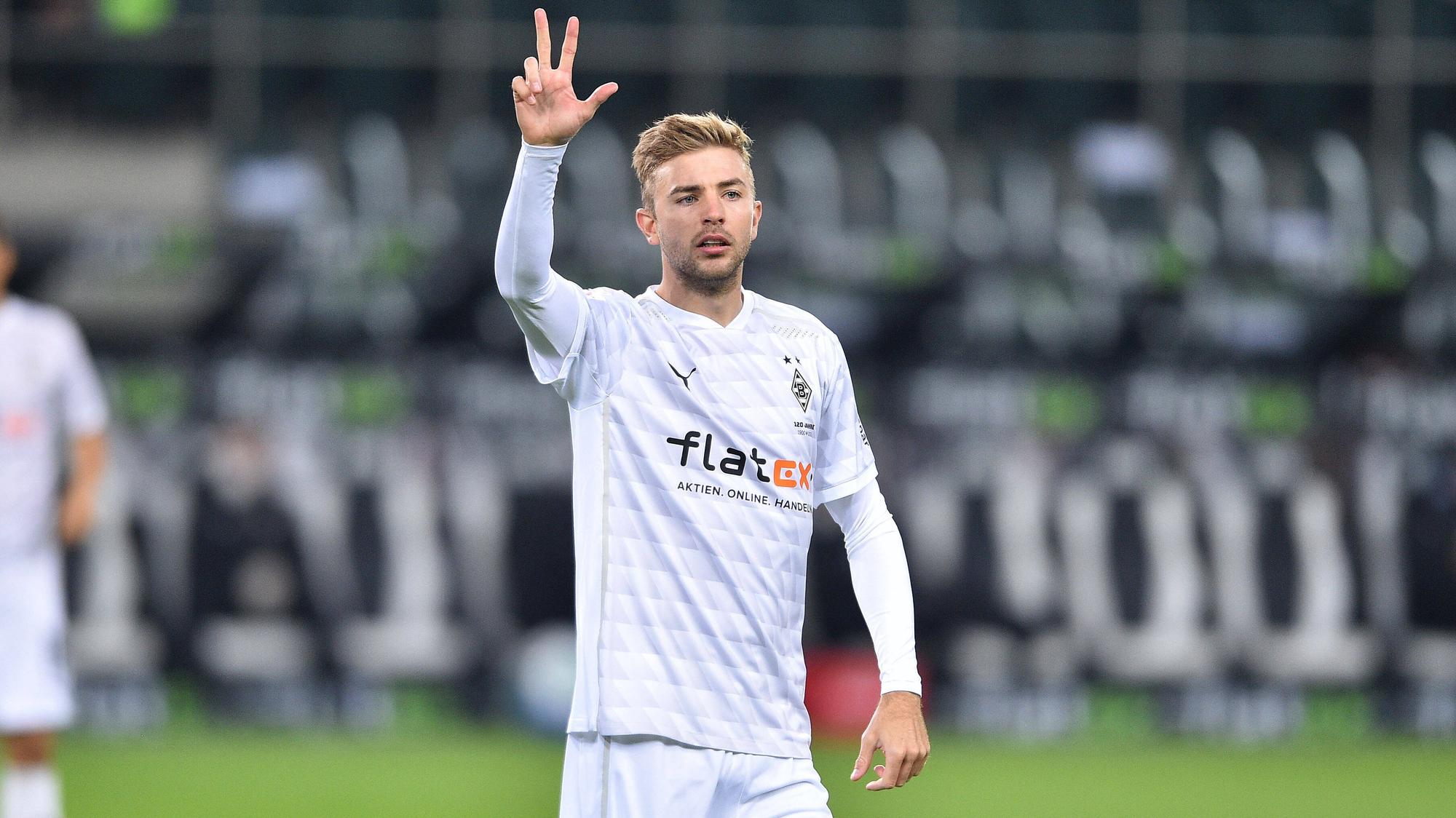 Borussias Christoph Kramer zeigt im Spie gegen Wolfsburg drei Finger nach oben.